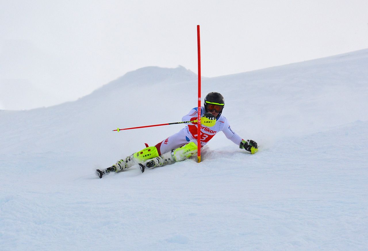Катание на лыжах на Тшентенальп в снегу, лыжники у ворот.