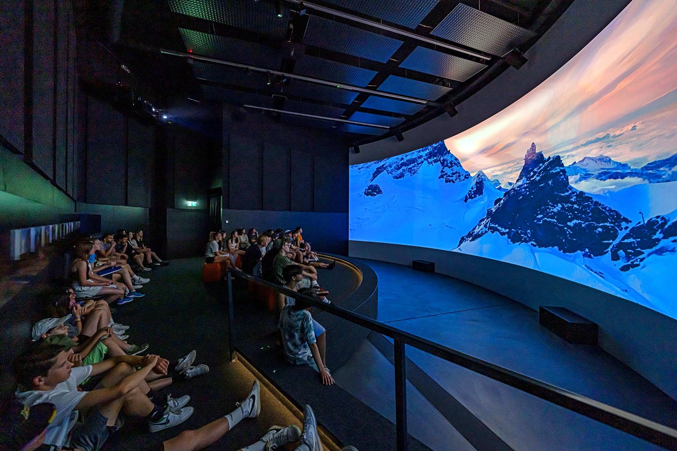 World Nature Forum Filme: beindruckende Darstellung der Natur im Kinosaal mit Gruppen von Besuchern.