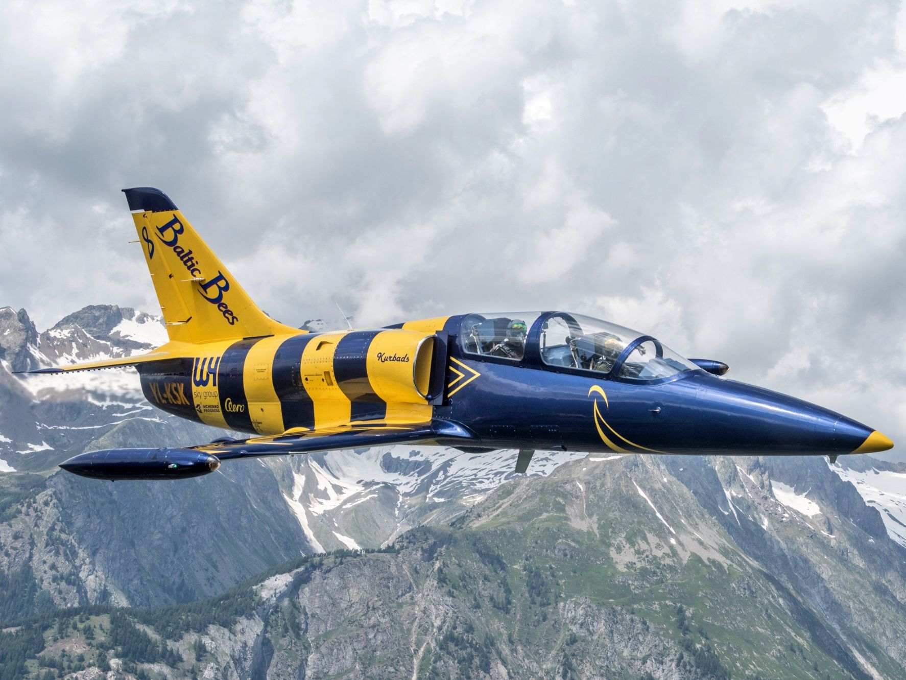 L39 Albatros nad majestátní horskou krajinou během dobrodružného letu.