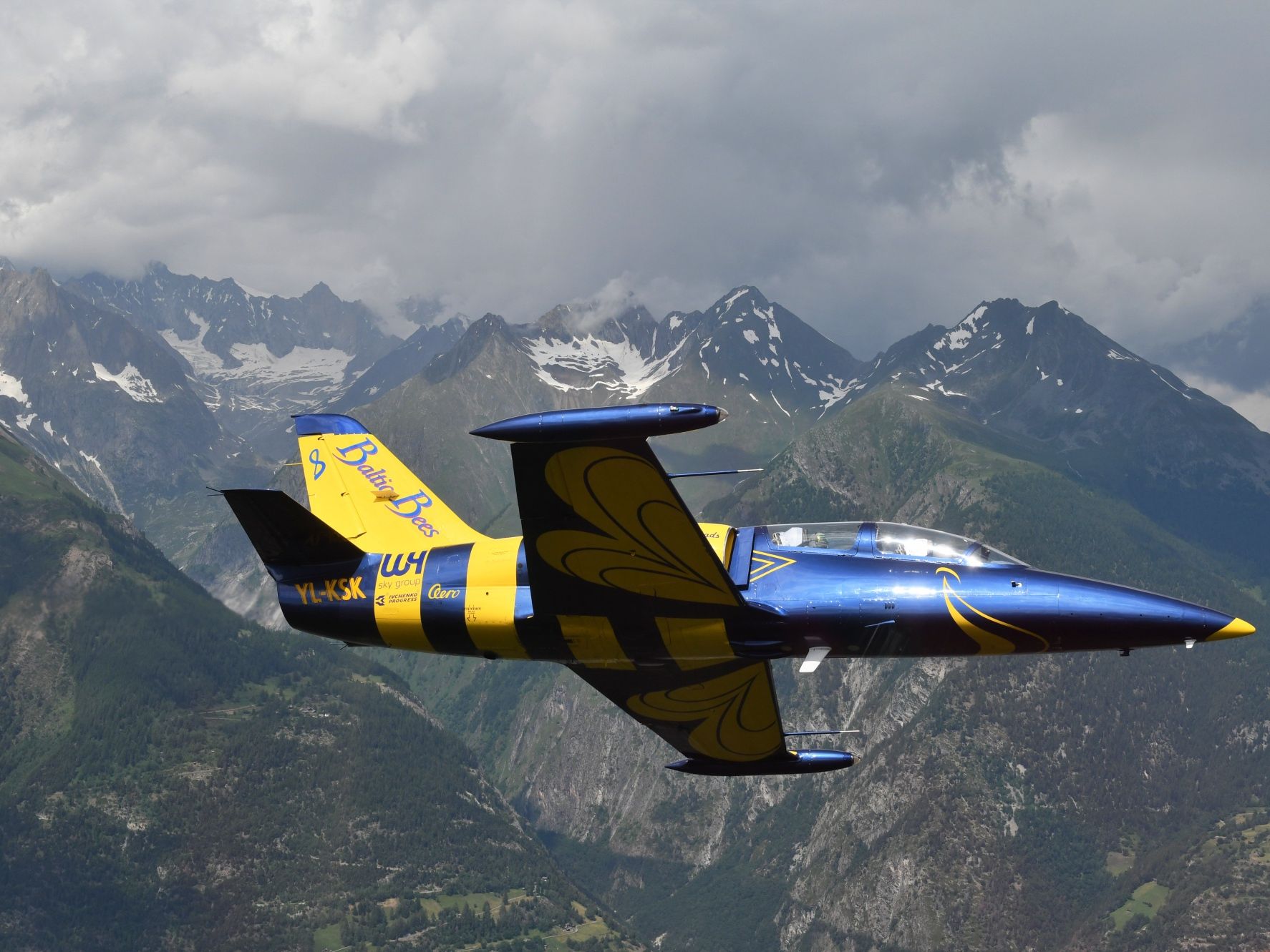 L39 Albatros letí vysoko nad impozantními horami v Alpách.
