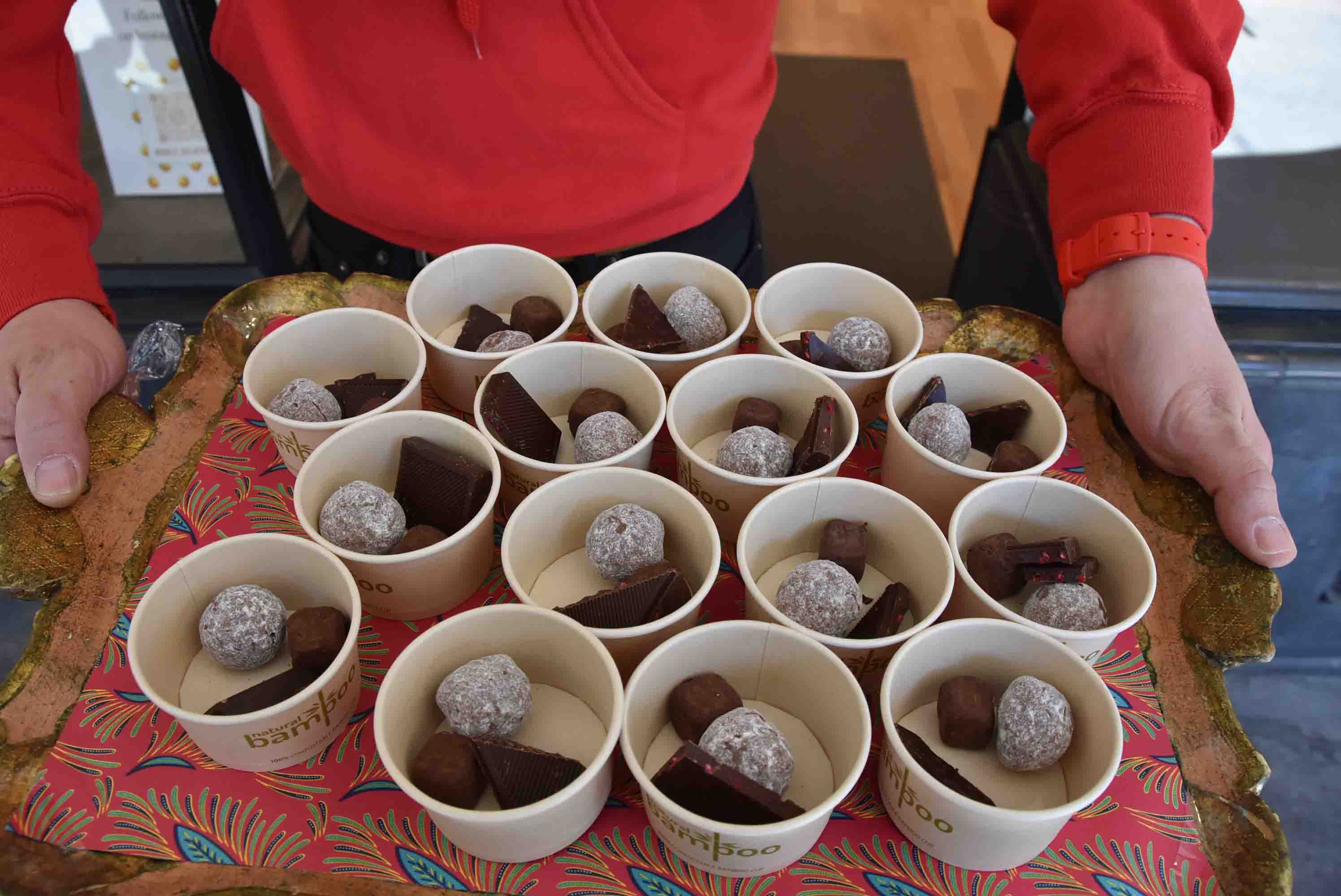 Schokoladenverkostung in Bern mit verschiedenen Süßigkeiten.