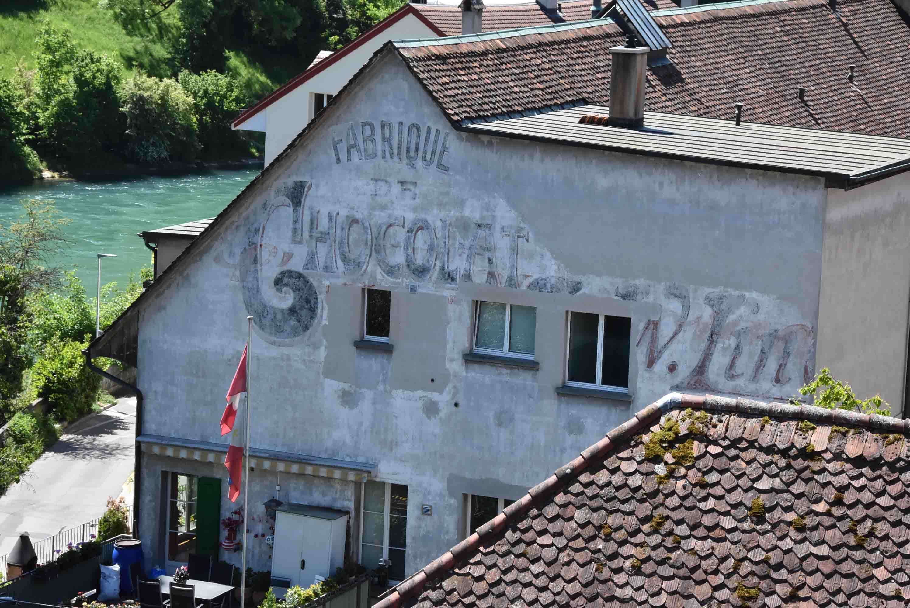 Fabrik für Schokolade in Bern mit historischem Schriftzug