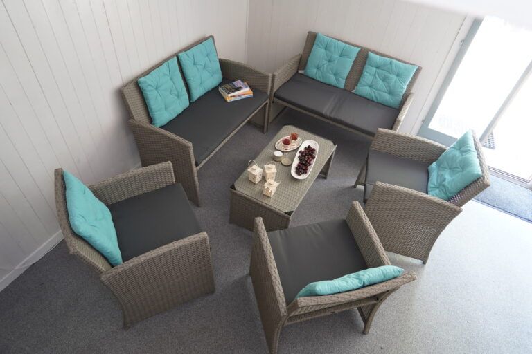 नीले कशीदों के साथ बैठक समूह आरामदायक कमरे में