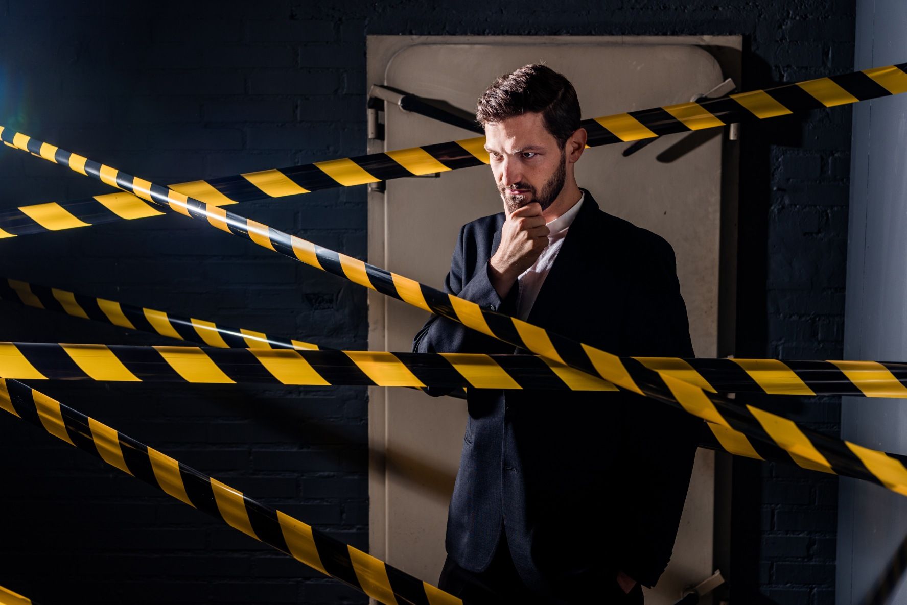 Μυστικό πέρασμα: Ο άντρας σκέφτεται, περιτριγυρισμένος από σήμανση κινδύνου, ιδανικό για ομαδικές περιπέτειες.