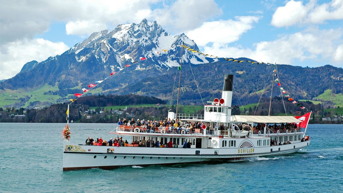 Dampbåt Schiller på Vierwaldstättersee med bergsutsikt.