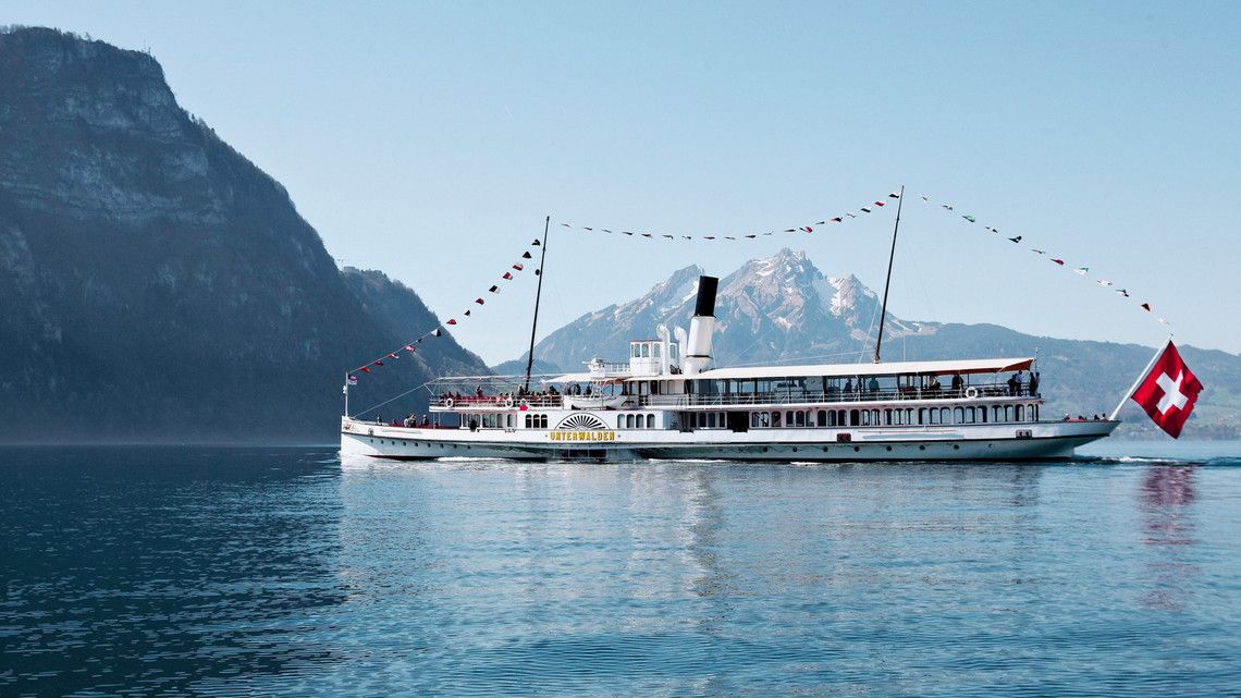 Ångfartyg Unterwalden på Vierwaldstättersjön med berg i bakgrunden.