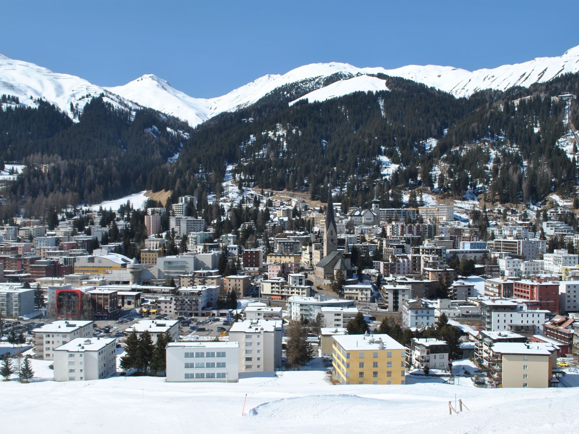 Davos: malowniczy zimowy krajobraz z zaśnieżonymi górami i miejskim klimatem w Szwajcarii.