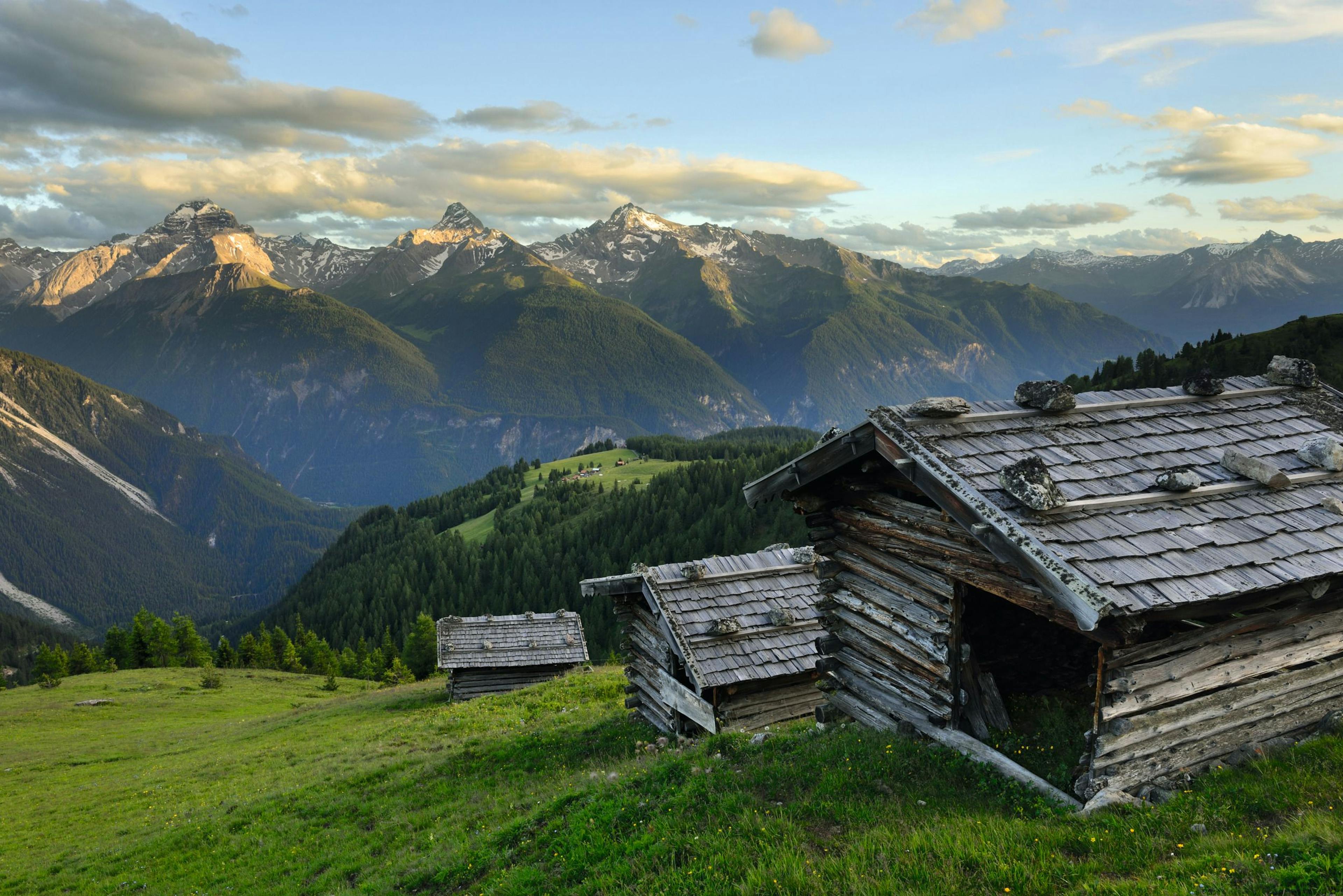 Davos Wiesner Alp con tradizionali chalet in legno, incastonata nel paesaggio alpino.