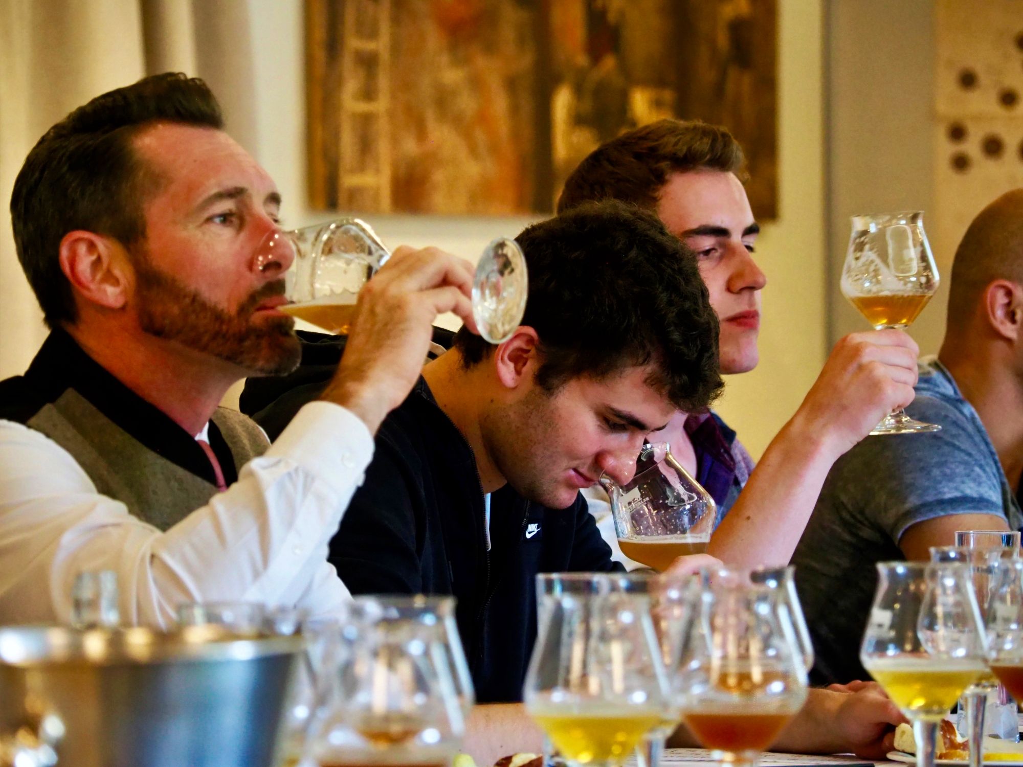 Simmentaler Bierproeverij met deelnemers die de bieren proeven