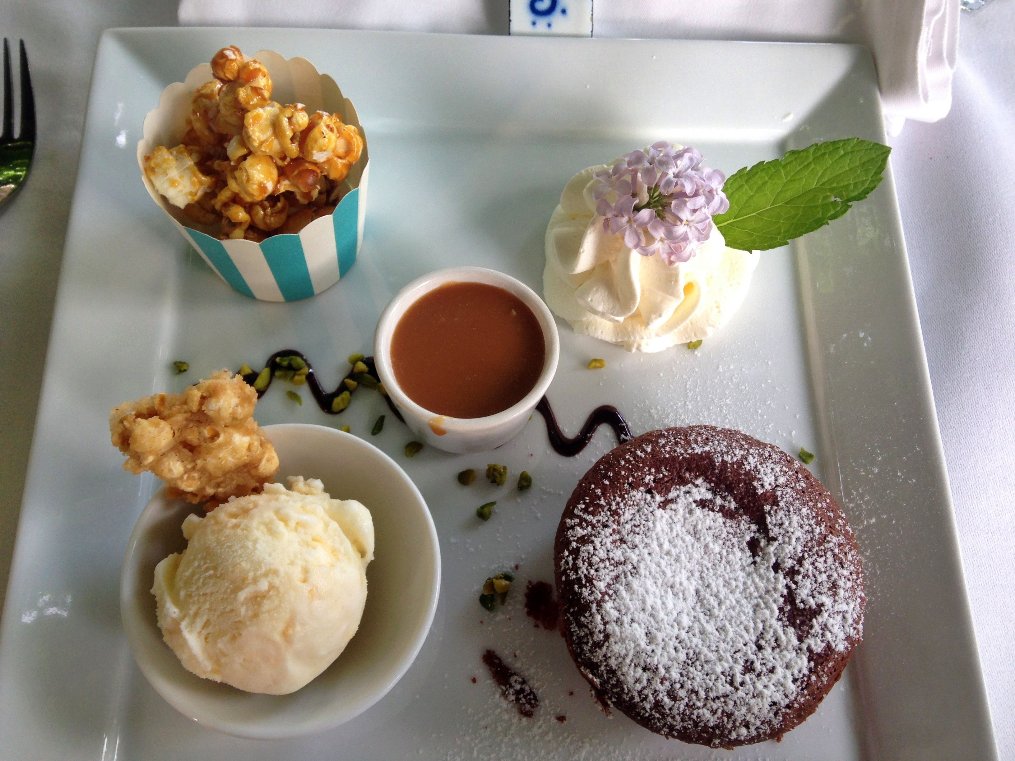 Pencuci mulut di Restoran Pintli dengan ais krim, coklat dan popcorn untuk pencinta makanan dan gourmet.