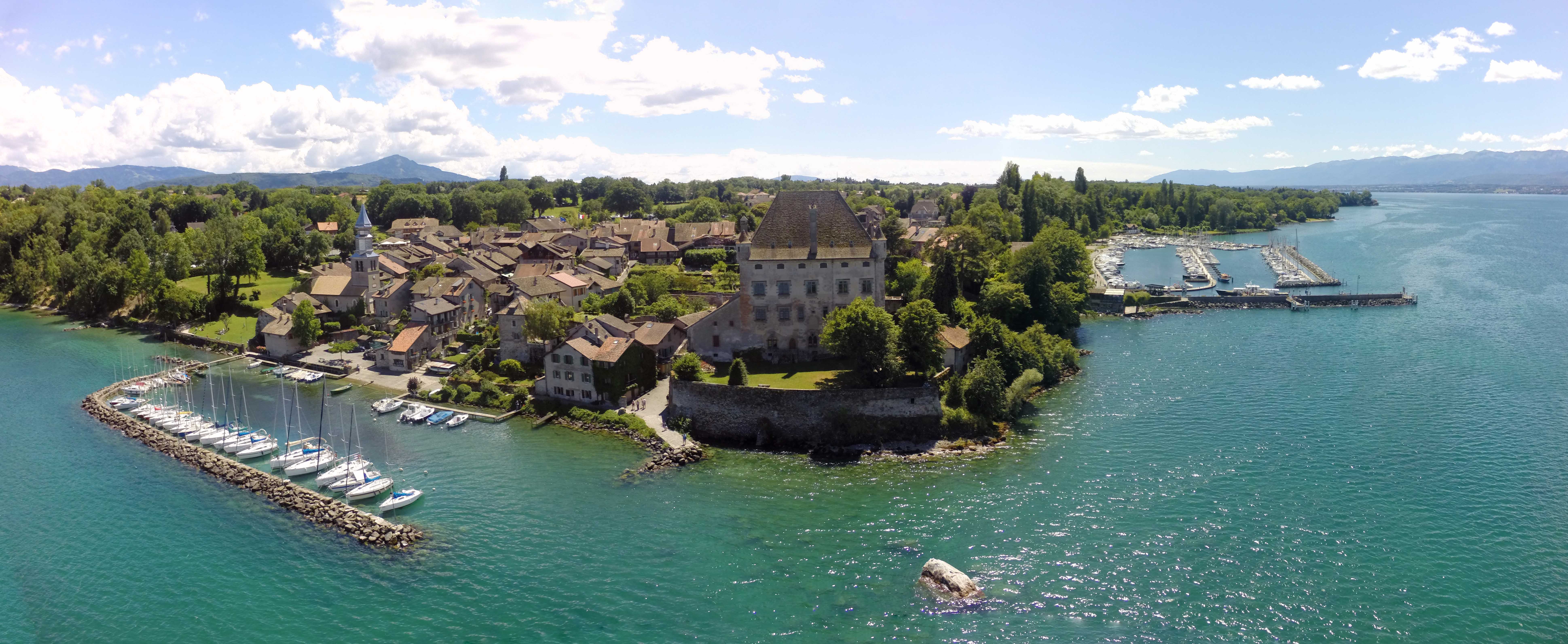 Yvoire dengan pelabuhan, perahu layar dan bangunan bersejarah di tebing Tasik Geneva.