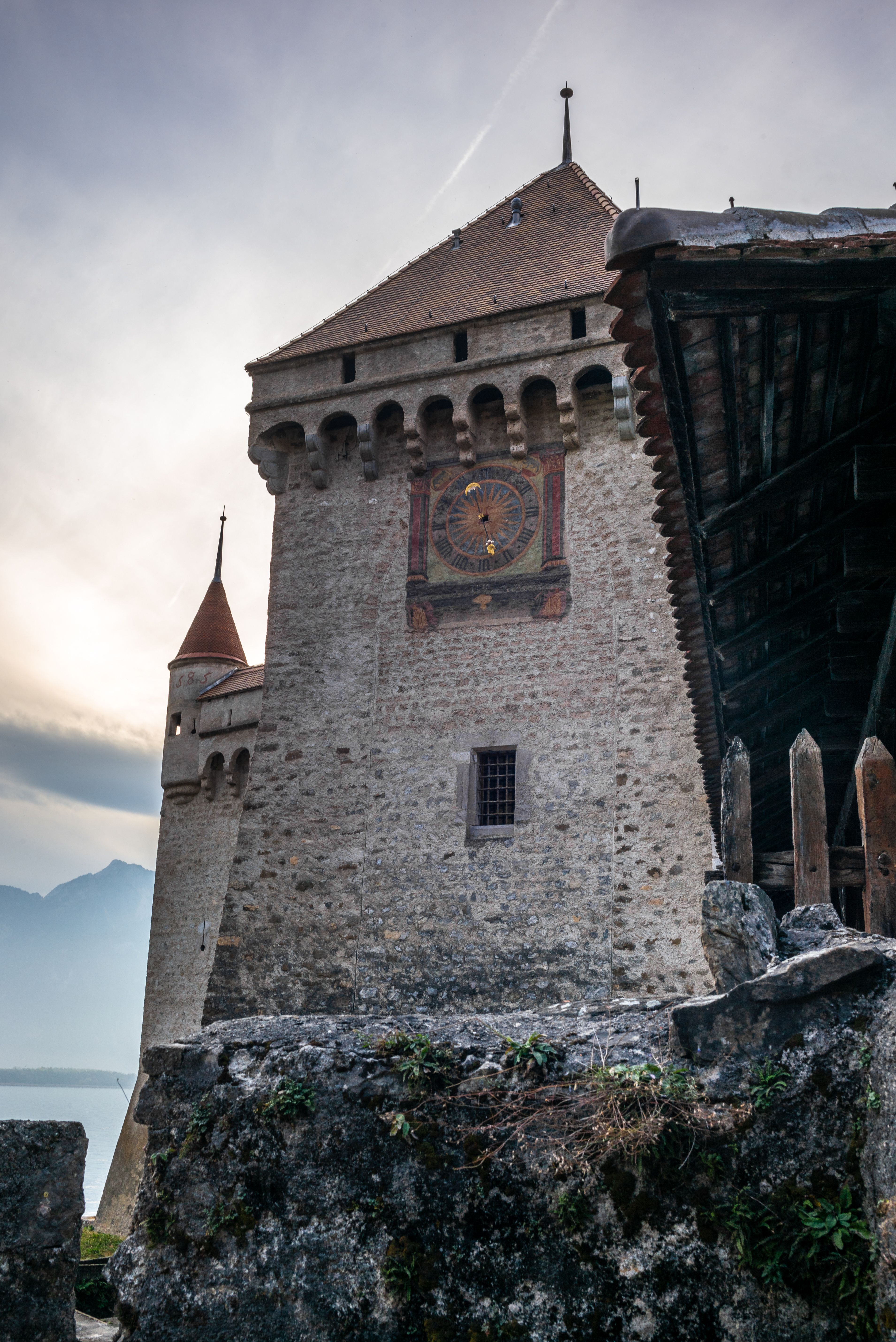 Chateau Chillon dengan kawasan berbatu di Tasik Geneva