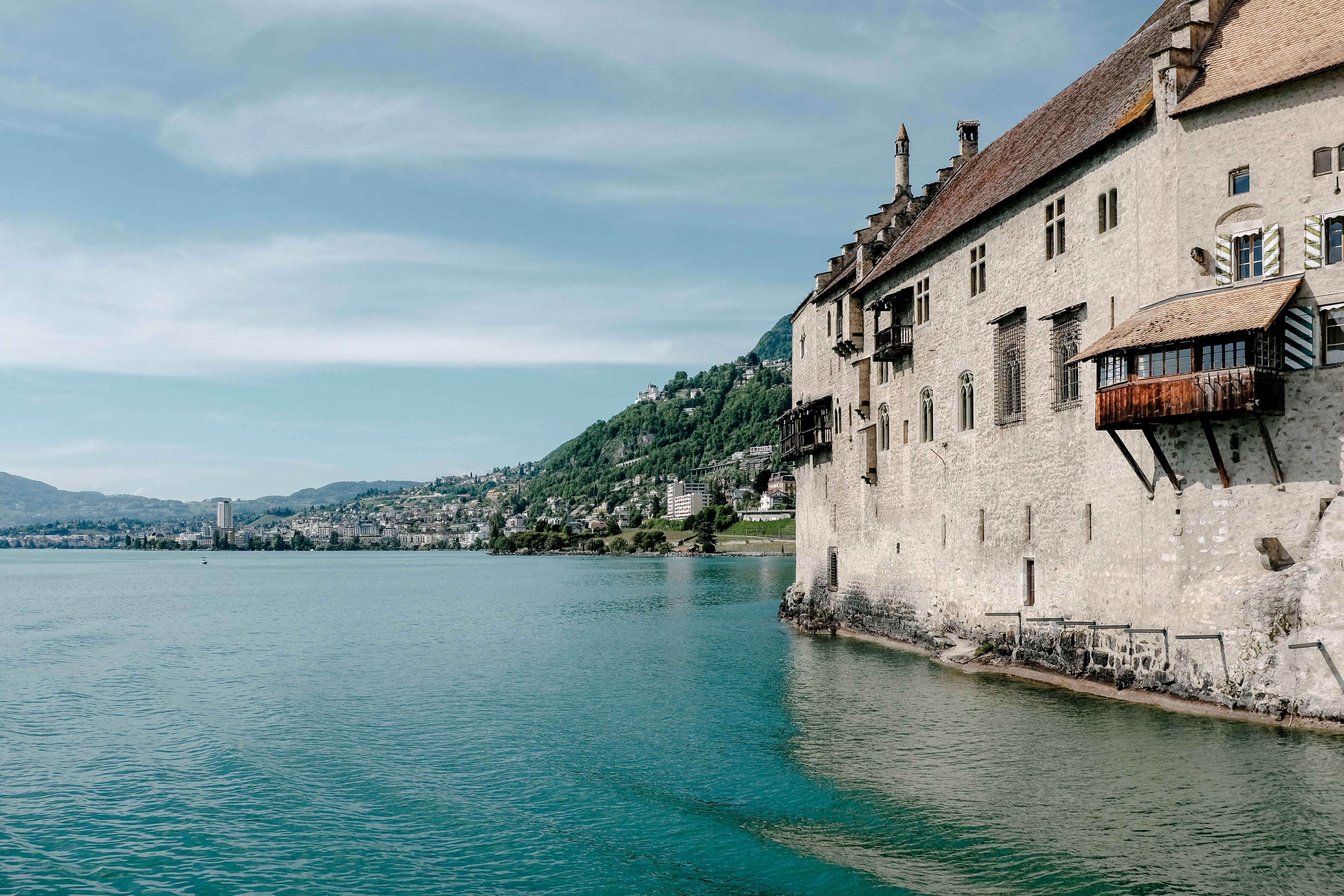 Chateau Chillon di Tasik Geneva menunjukkan seni bina bersejarah istana dan tasik bersebelahan