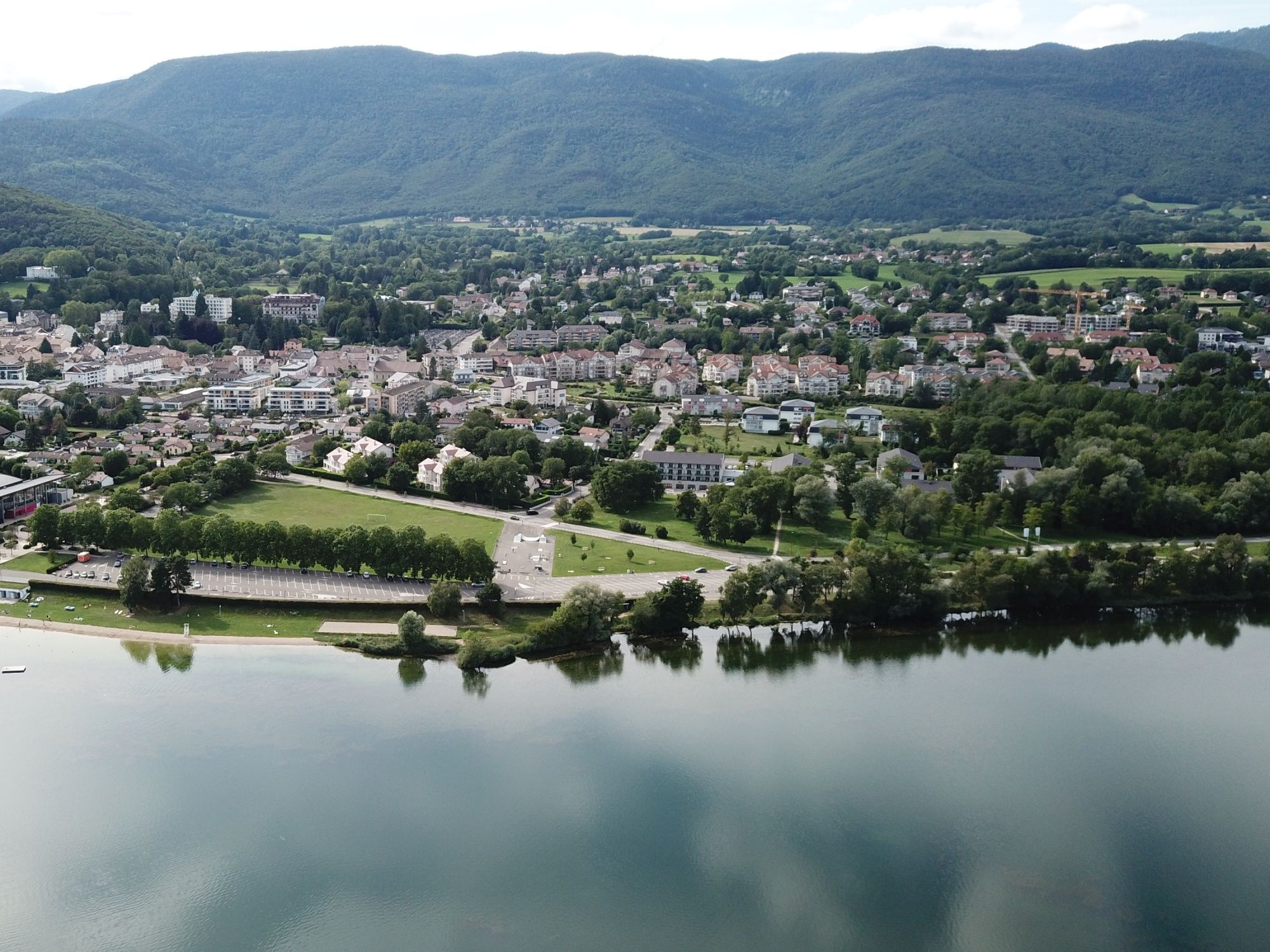 ดิวอน: ทัศนียภาพเมืองริมทะเลสาบพร้อมด้วยภูมิทัศน์สีเขียวและบรรยากาศที่มีเสน่ห์.