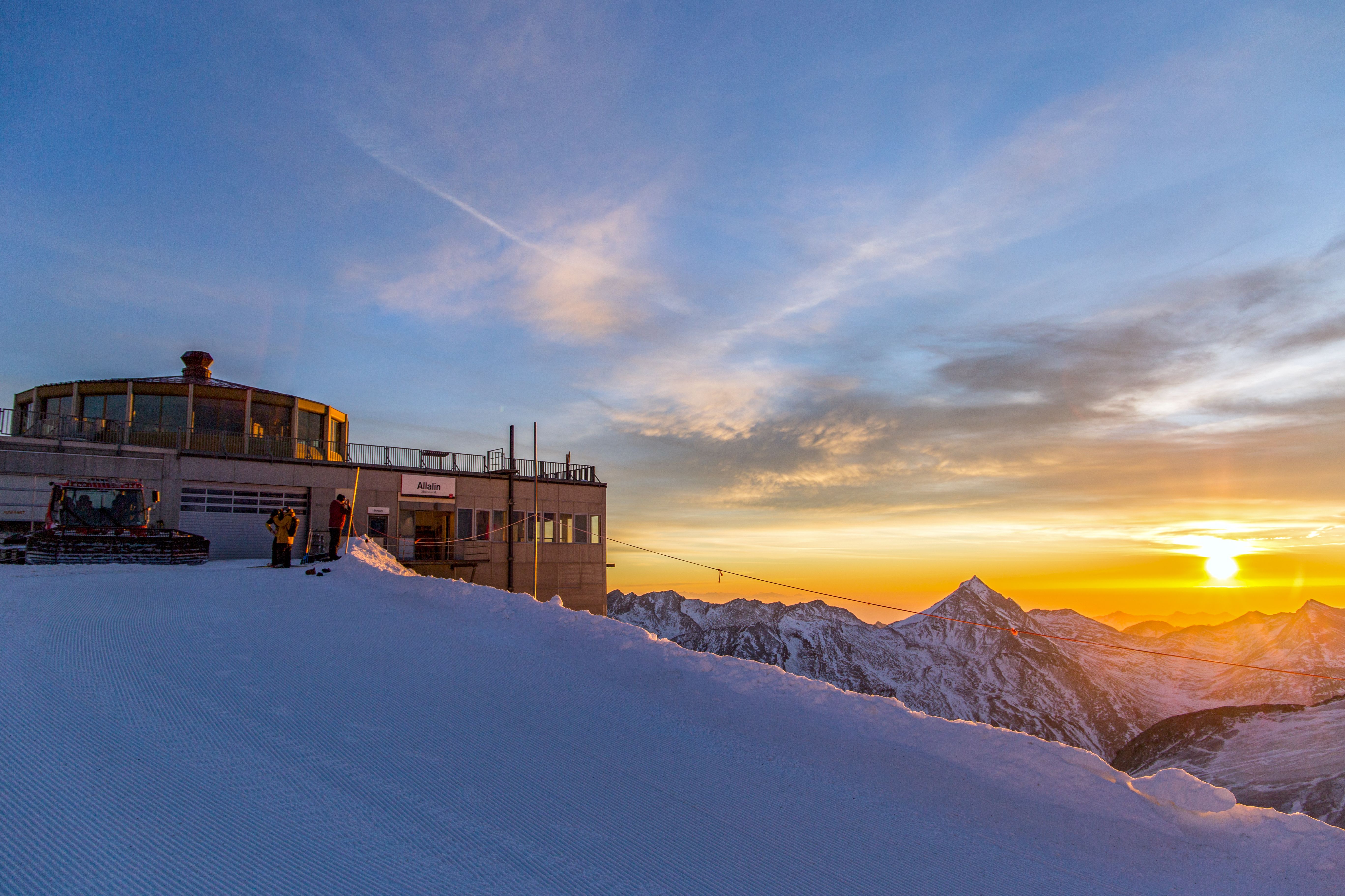 ร้านอาหารหมุน Allalin ตอนพระอาทิตย์ขึ้น มองเห็นภูเขา