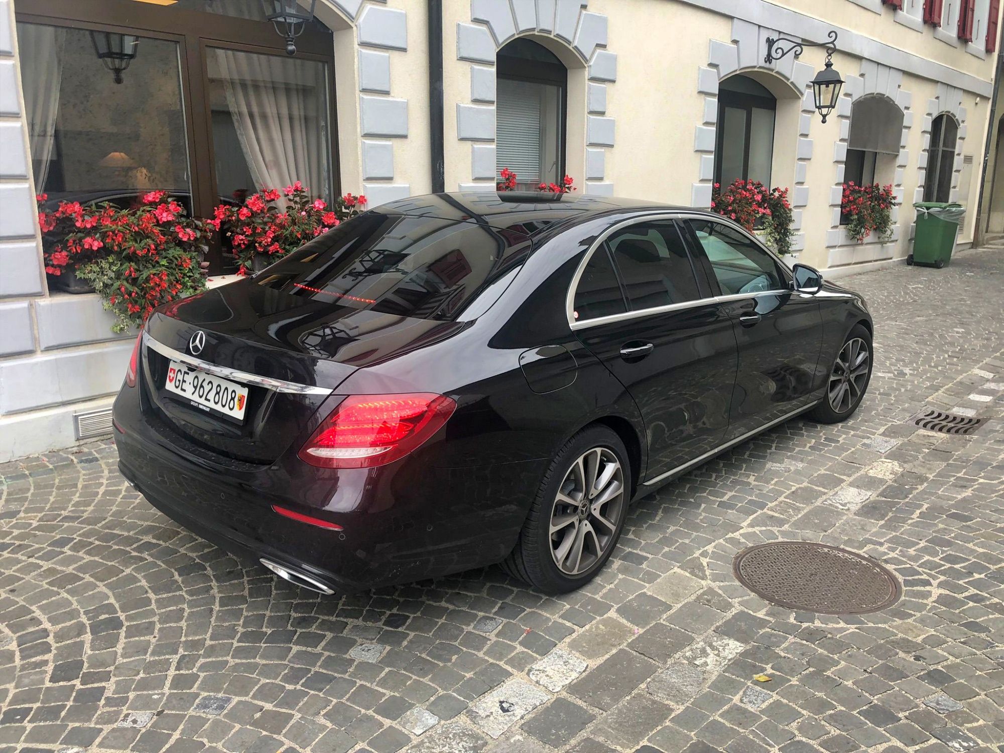 Transfert de Genève à Zermatt : voiture noire sur pavés.
