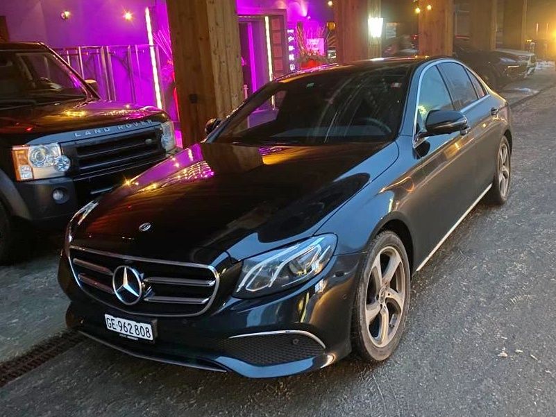 Transfer pribadi di Jenewa dengan Sedan Mercedes di area pelabuhan.