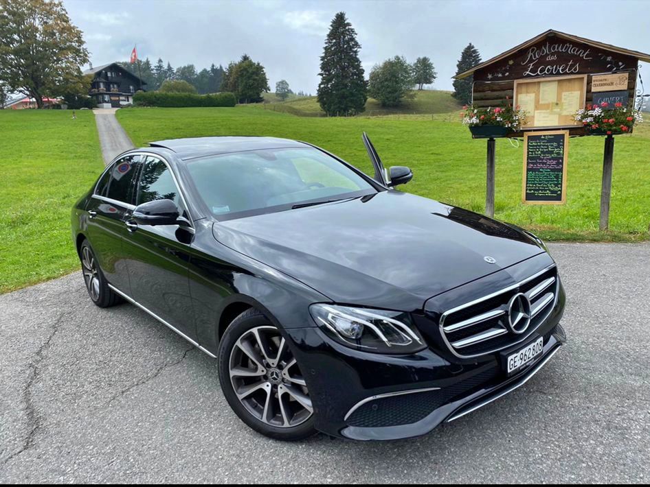 Genfer Transfer nach Verbier mit schwarzem Mercedes in der Landschaft