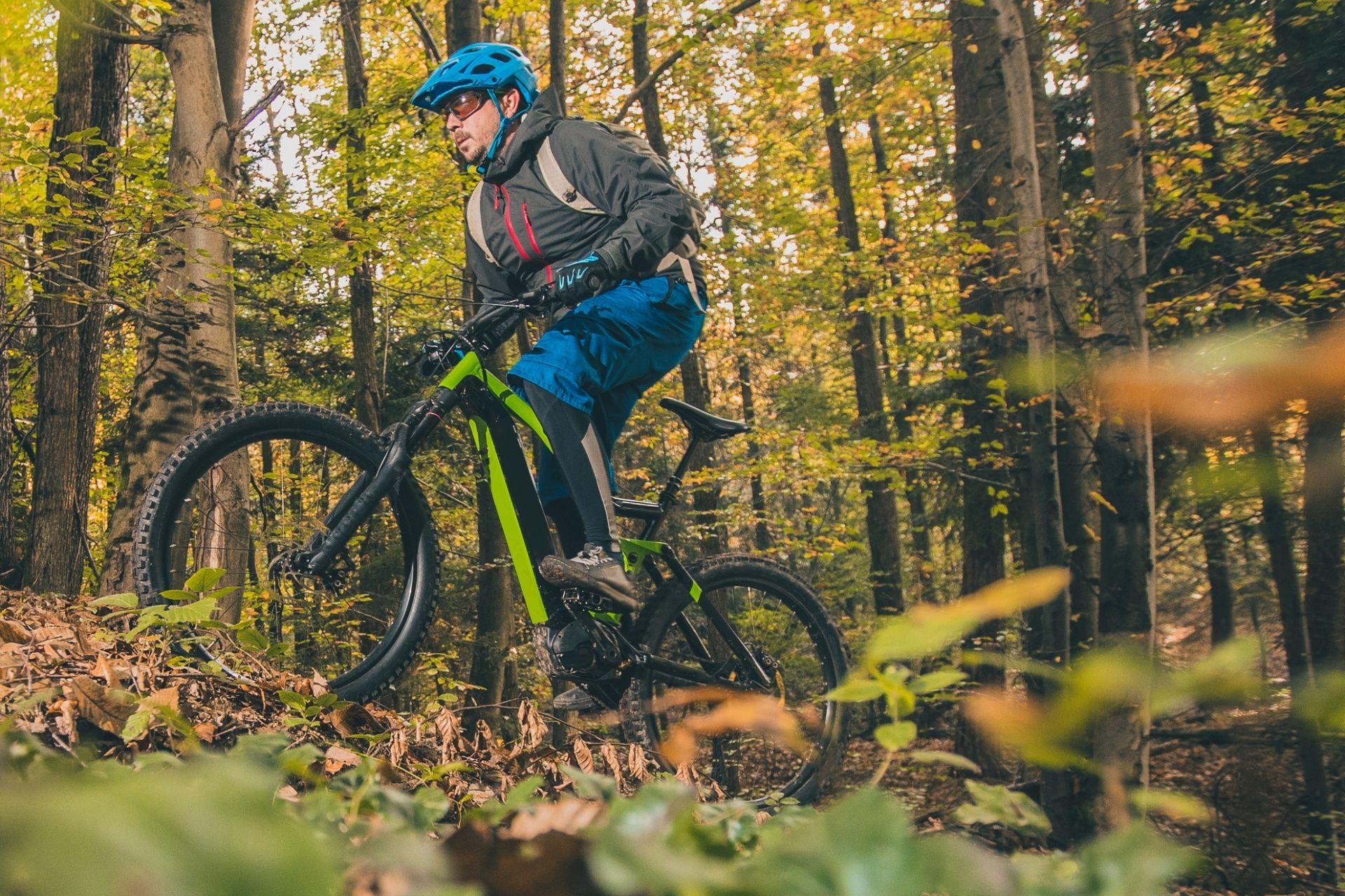 Tur perjalanan E-Mountainbike untuk pemula di Interlaken dengan pengendara sepeda di hutan