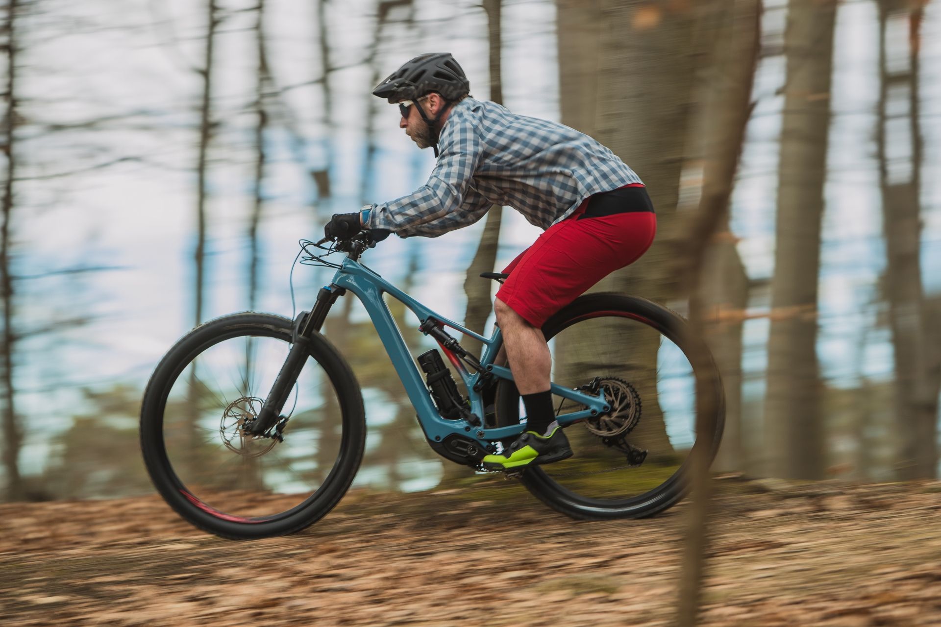 Tur perjalanan sepeda listrik gunung Interlaken dengan pengendara di hutan, daun musim gugur, bergerak