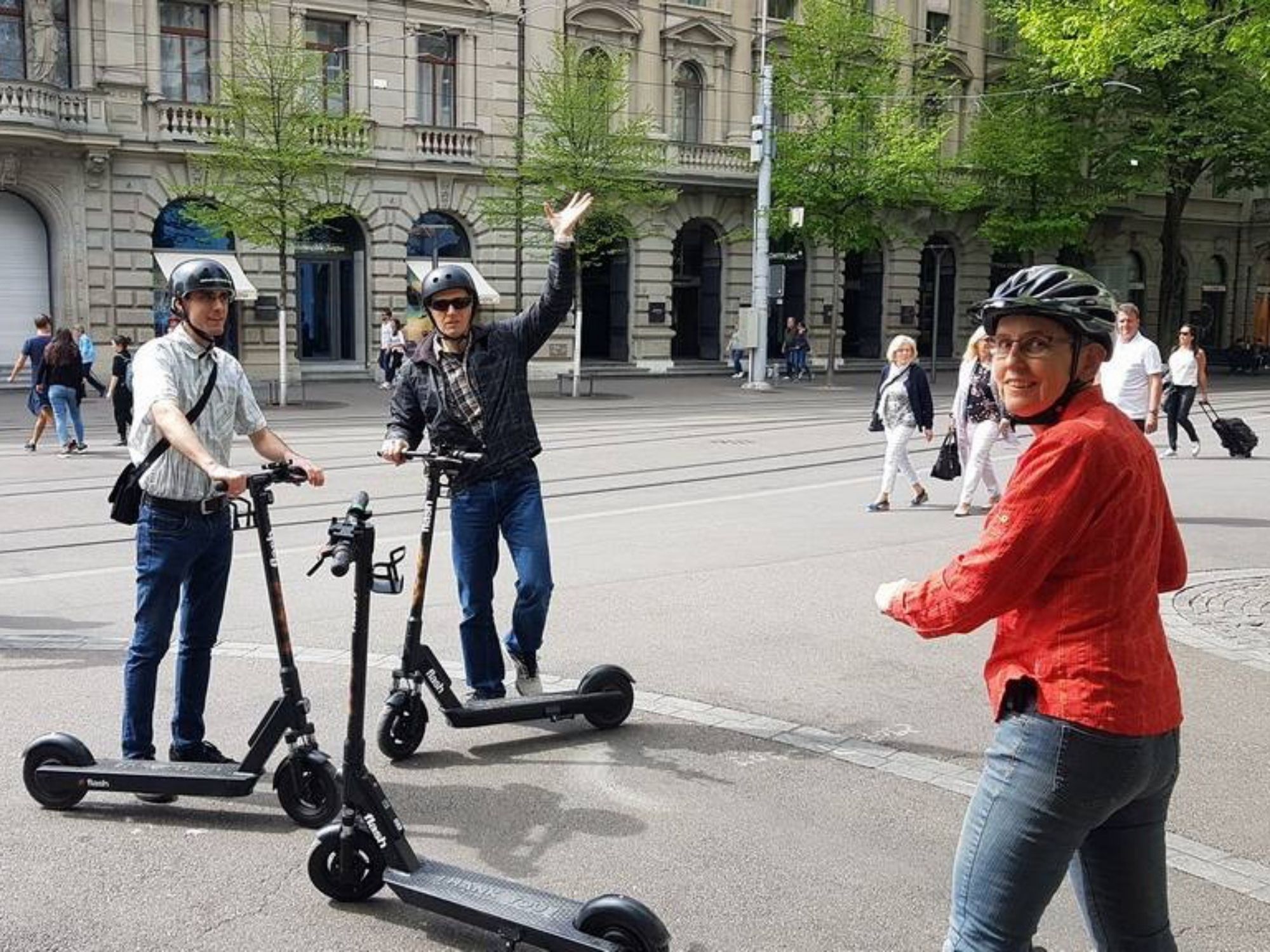 Visite en E-Scooter à Zurich : découvre la ville avec des amis et vis des aventures passionnantes.