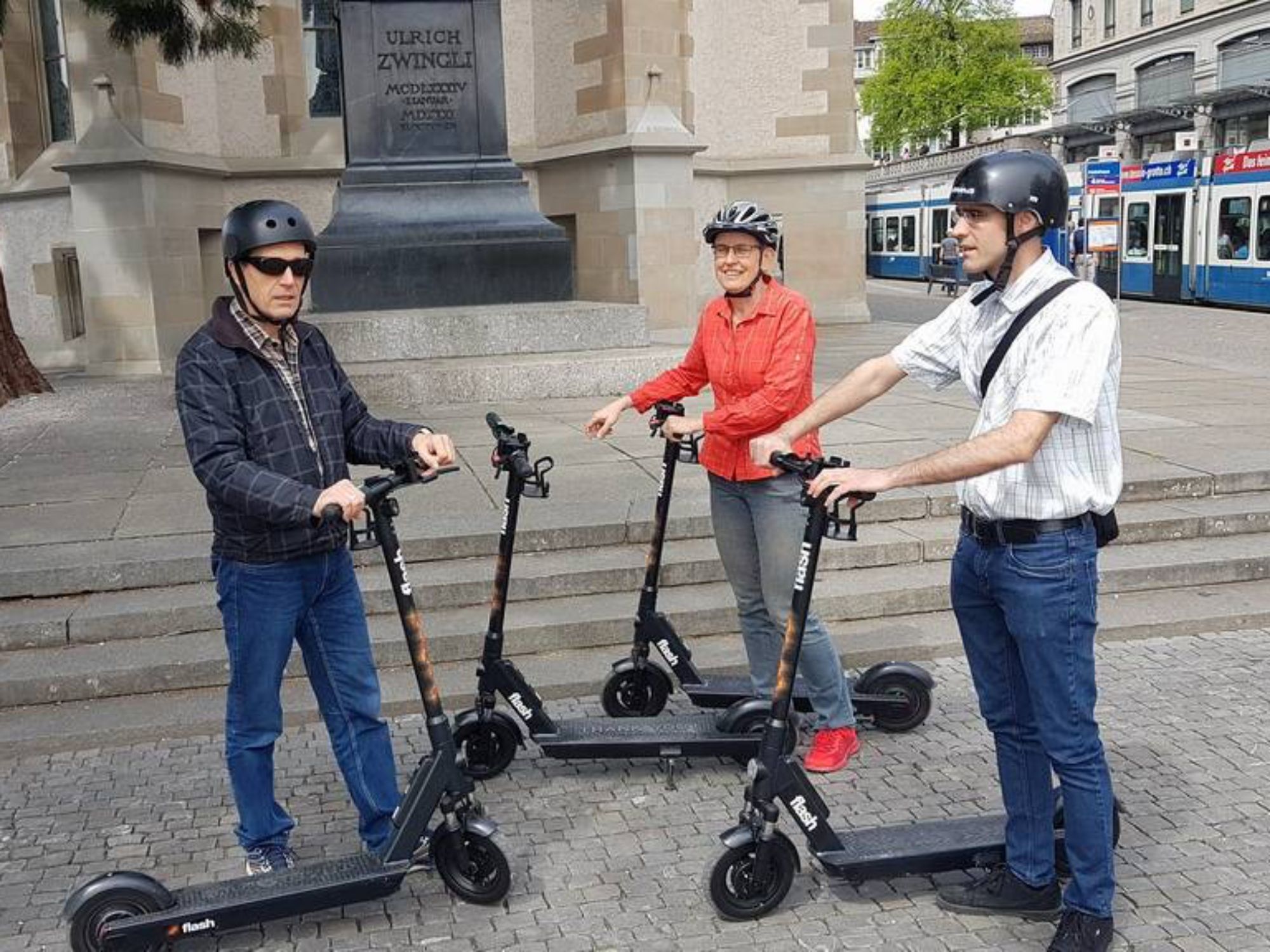 Visite en E-Scooter à Zürich : Découvre la ville de manière écologique avec des amis. Idéal pour les groupes.