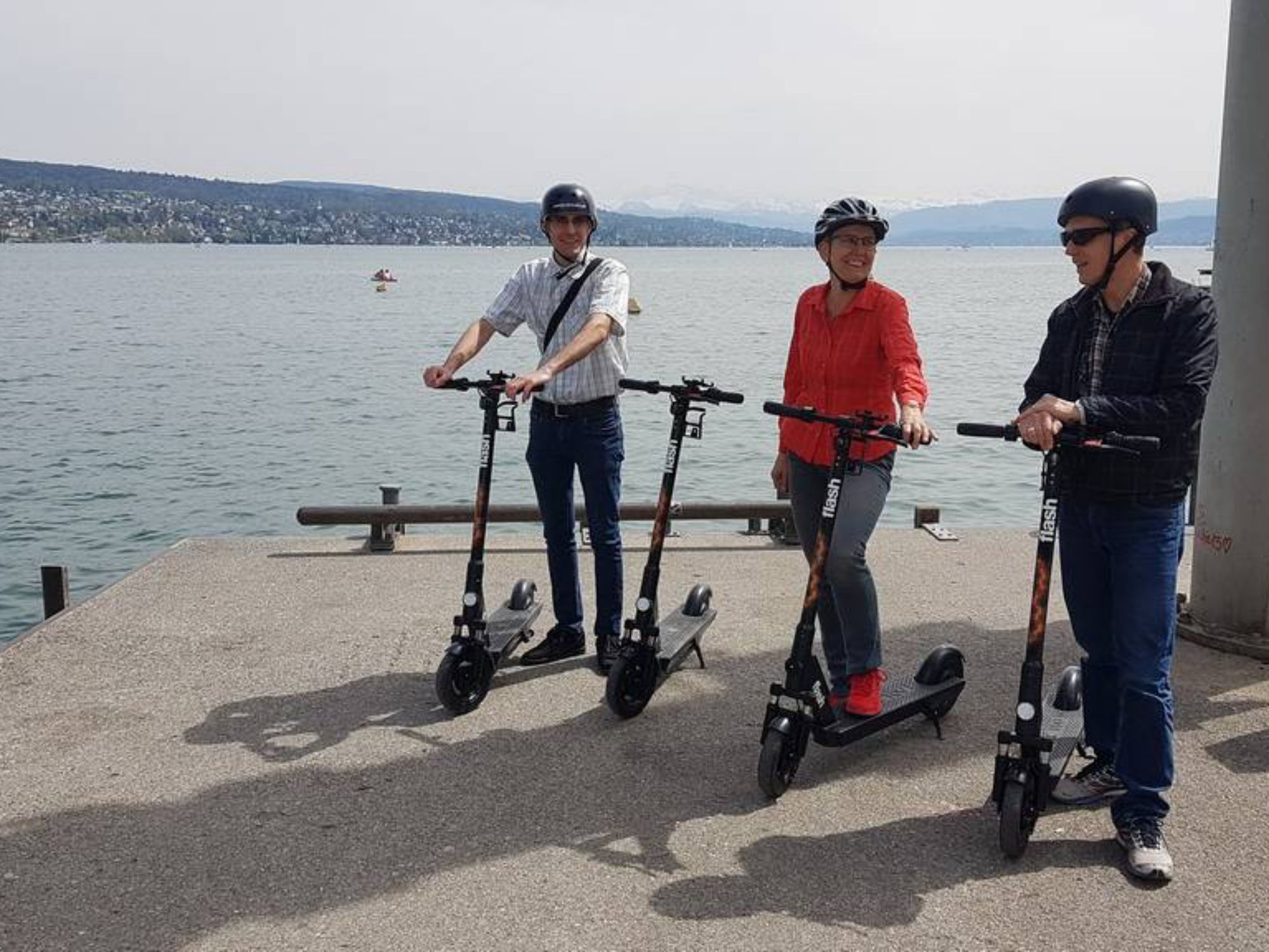 Visite en E-Scooter : Découvre Zurich avec des amis, des aventures palpitantes au bord du lac et des vues inoubliables.