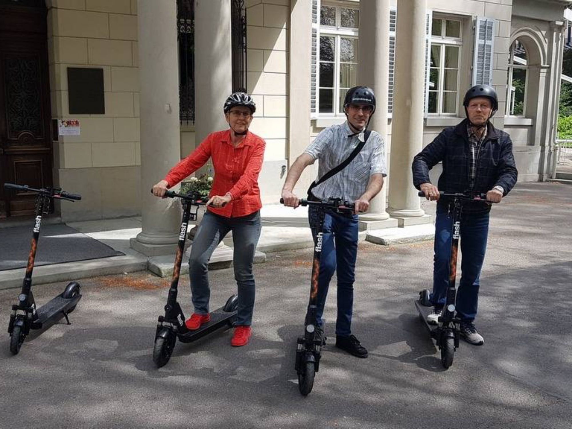 Visite en E-Scooter à Zürich : Vis ton fun avec des amis sur des E-Scooters rapides dans la ville.