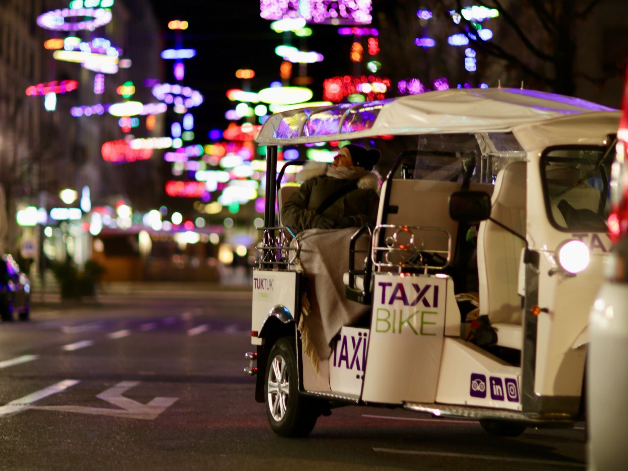 Ρομαντικός Γενεύη: Ζήσε την πόλη με ένα ταξίμπικ σε ρομαντικό νυχτερινό φωτισμό.