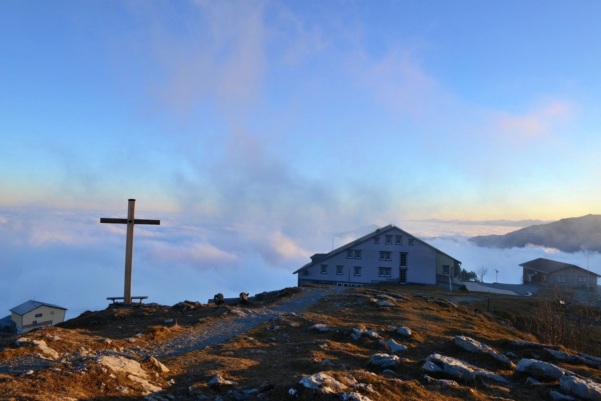 Ebenalp: Malerisk udsigt over skyerne, perfekt vandrerute i Alperne.