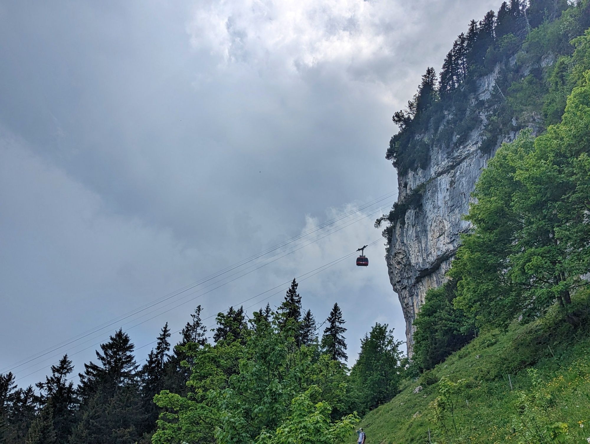 Ebenalp-Bahn: imponerende bjergbanetur i Schweiz gennem tætte skove og stejle klipper