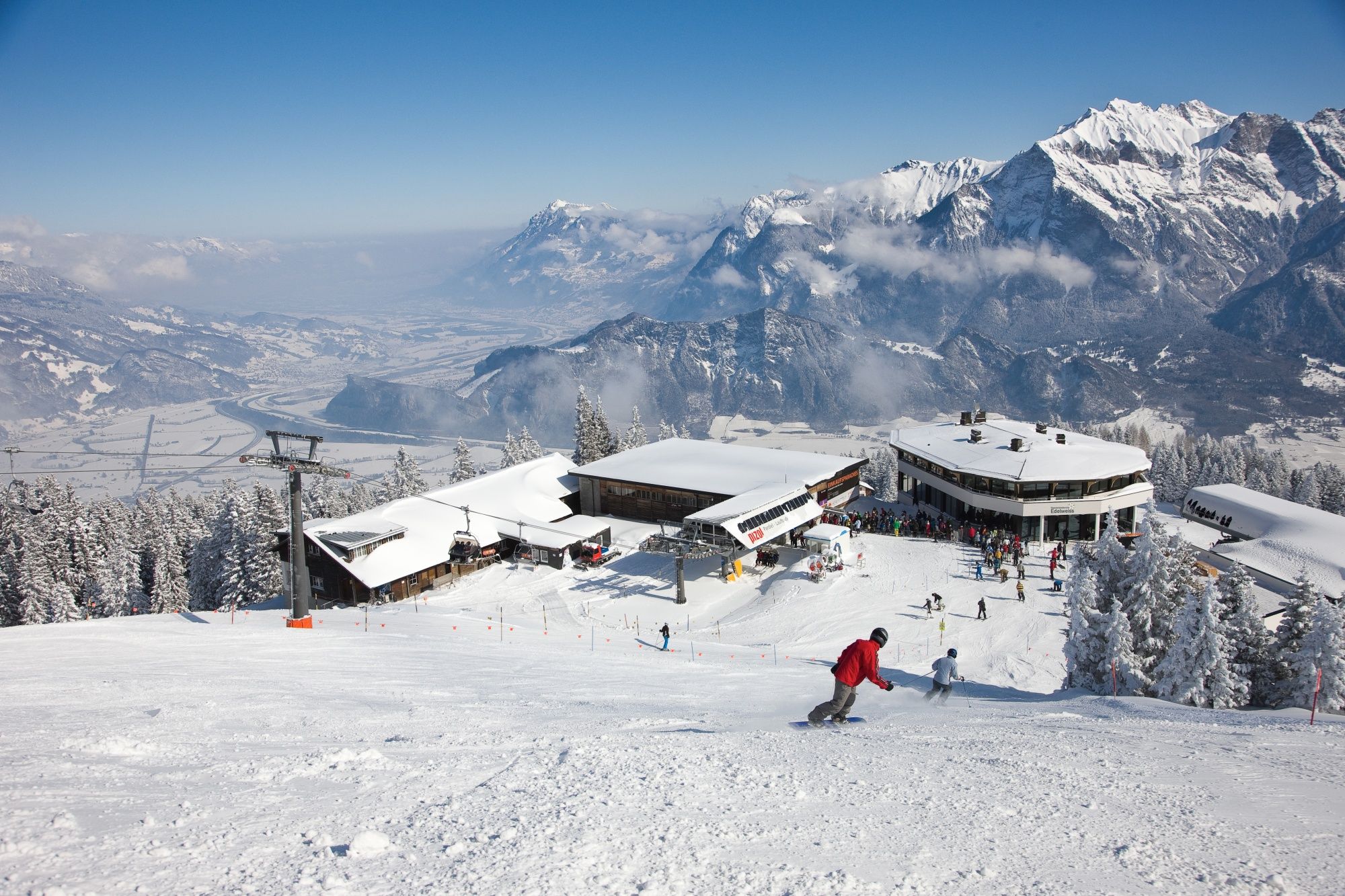 Edelweiss Panoramiczka Restauracja: Bogate w doznania zjazdy narciarskie z widokiem na góry zimą.