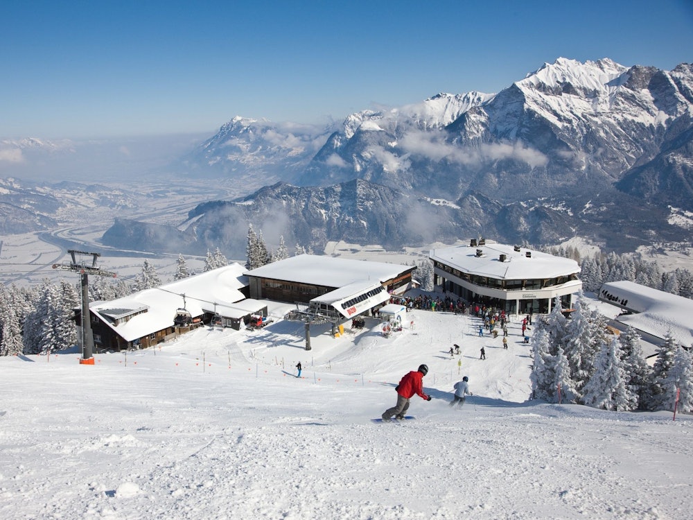 Эдельвейс Панорамный ресторан: насыщенная впечатлениями спуск на лыжах с видом на горы зимой.