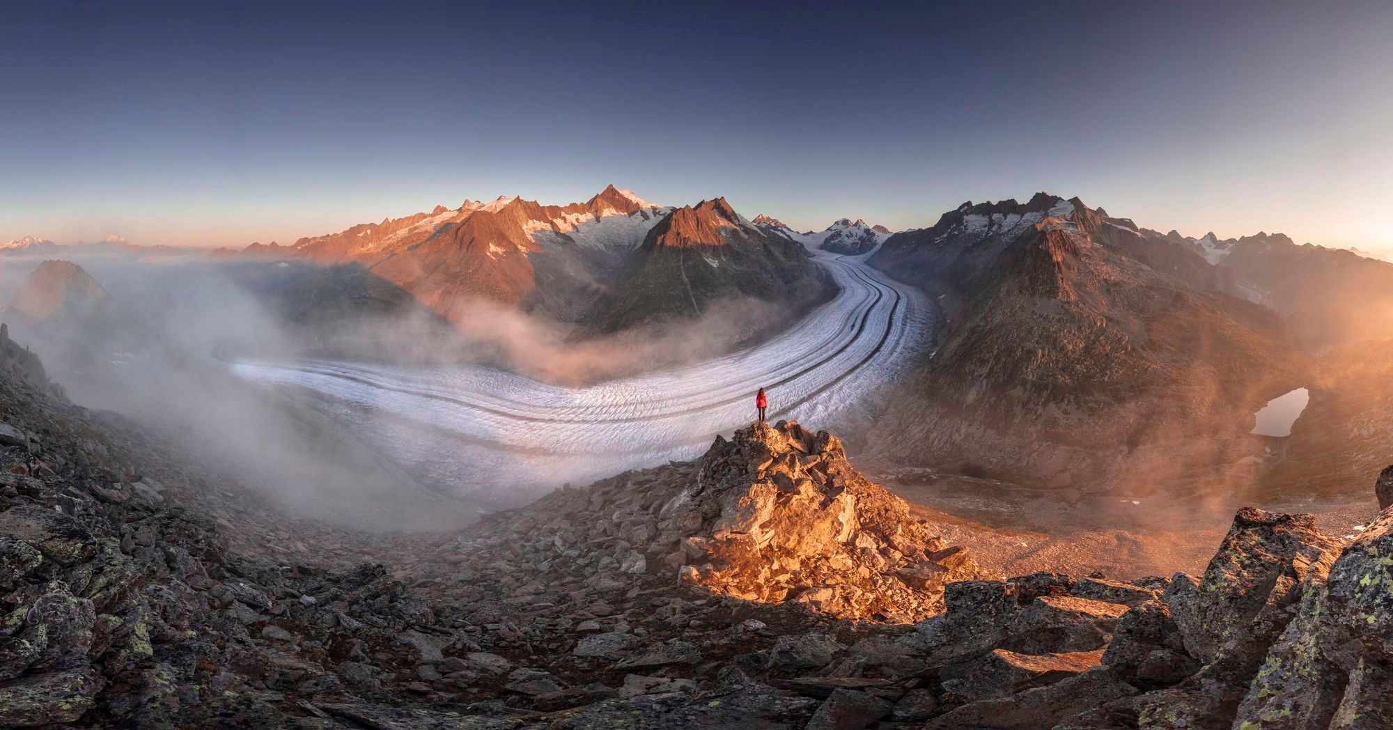 Eggishorn Aletsch Arena con vista al glaciar, excursionista en las rocas, paisaje montañoso