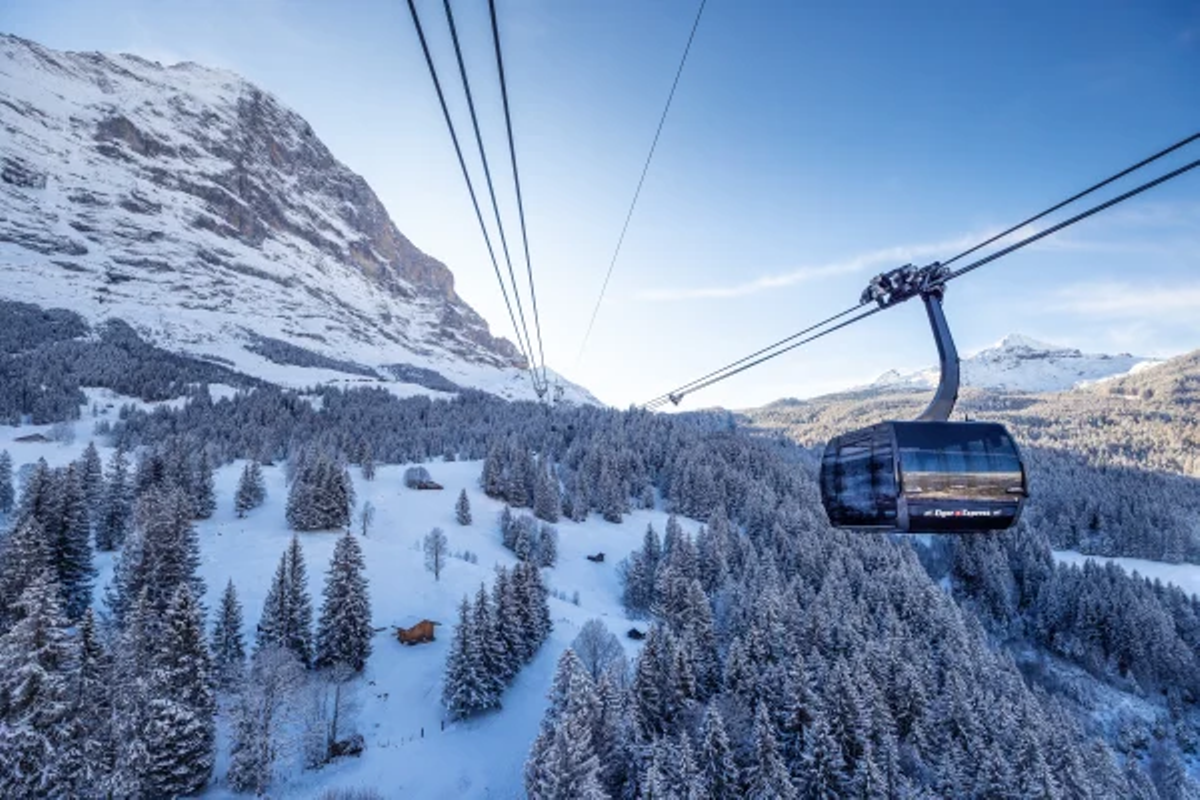 Eiger Express: Viajar en teleférico a través del paisaje invernal nevado de la región del Eiger.