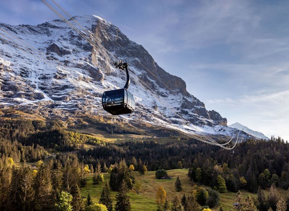 Eiger-Express : vue imprenable sur la face nord de l'Eiger et Grindelwald en hiver.