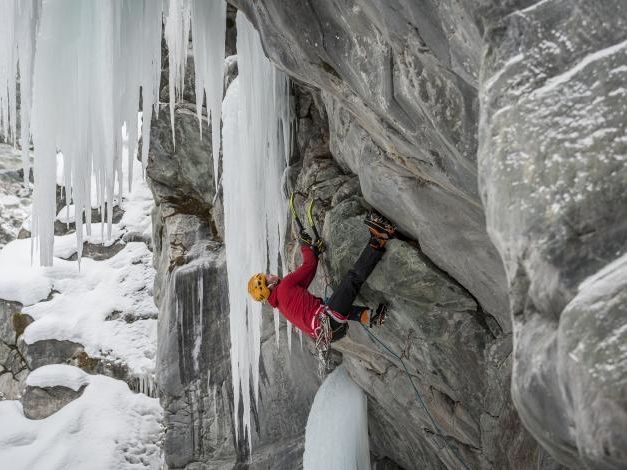 تسلق الجليد في تسيرمات: متسلق يتسلق على جدار متجمد