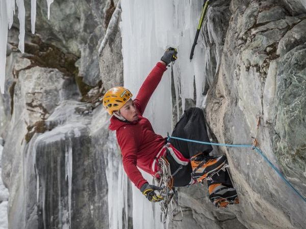 تسلق الجليد في زيرمات، متسلق عند شلال الثلج، المعدات والصخور