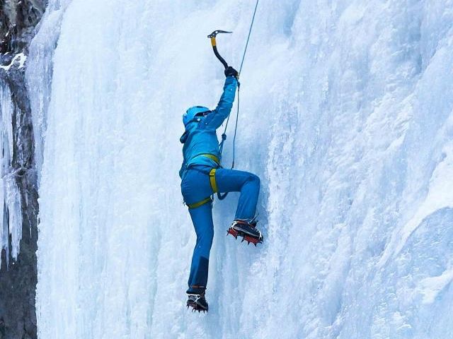 متسلق الثلوج في تسورّمت، متسلق أمام شلال متجمد