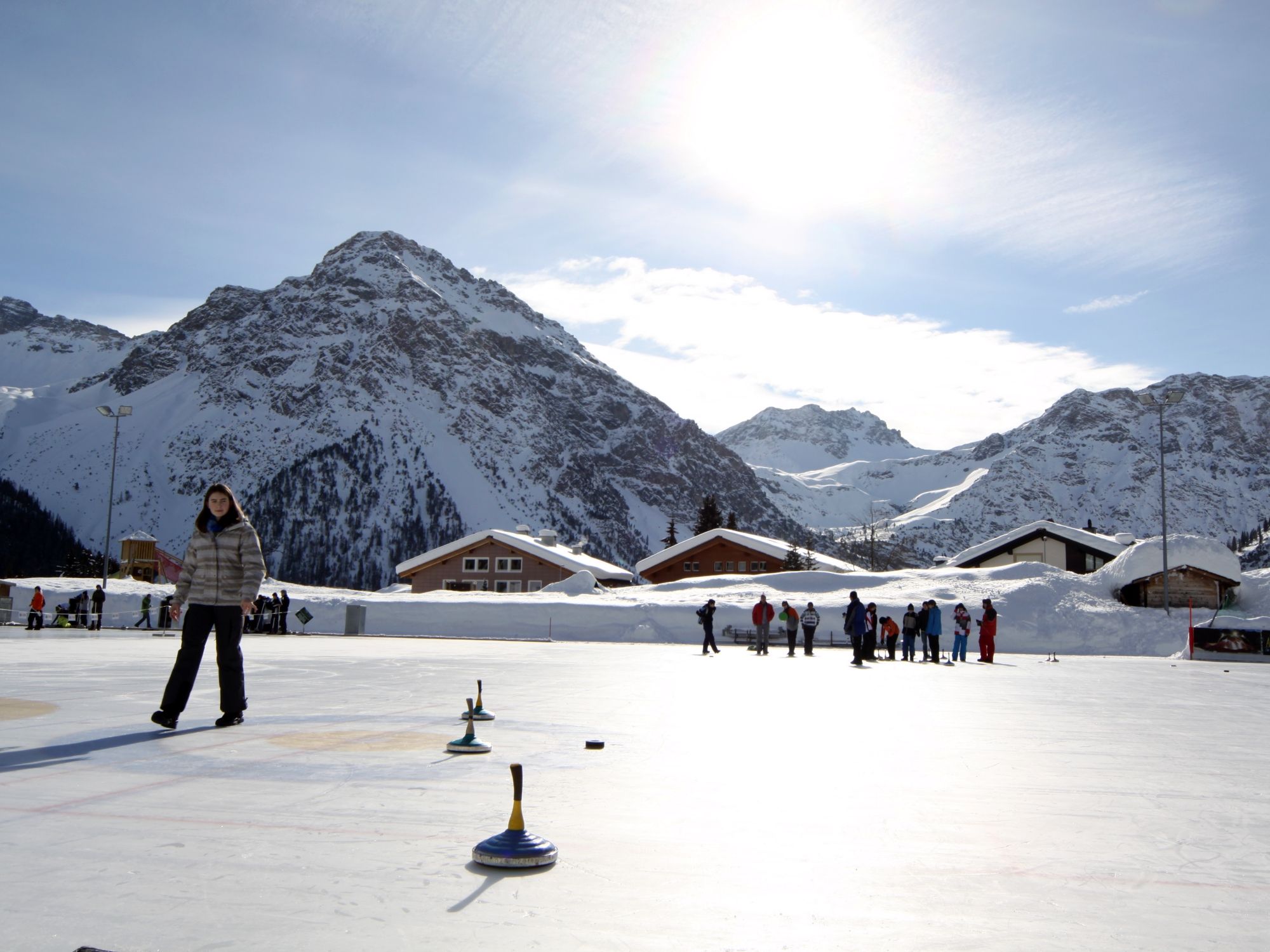 لعبة البياتلون في أrosa في الشتاء، جبال مغطاة بالثلوج، يوم مشمس