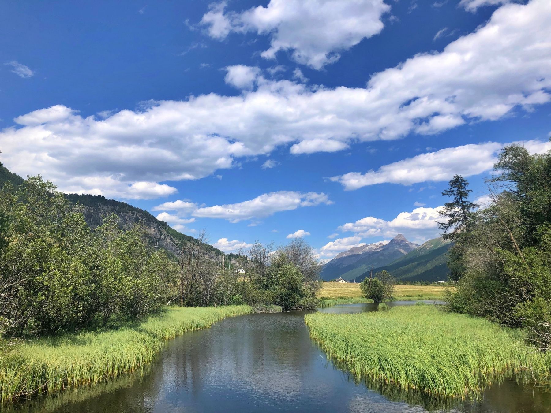 Engadin: Seraina Rafting i Scuol med udsigt over Giarsun og bjergene omkring.
