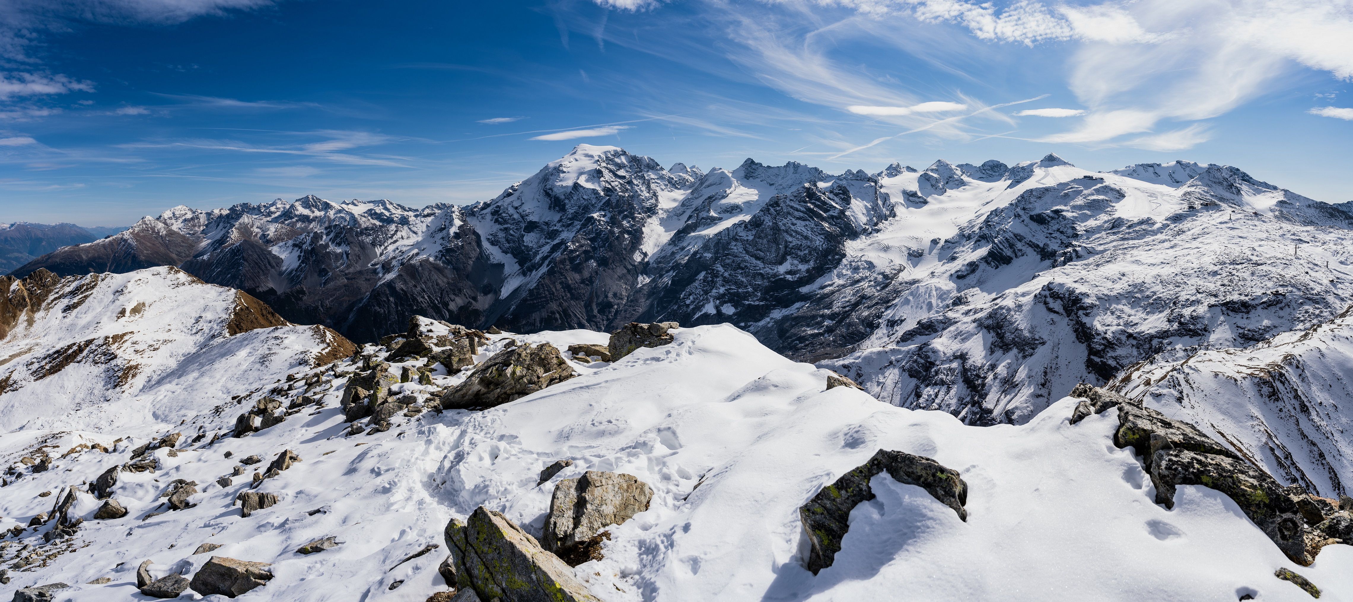 Lavinkurs i vinterlandskapet i Engadins med snötäckta berg och klar himmel.