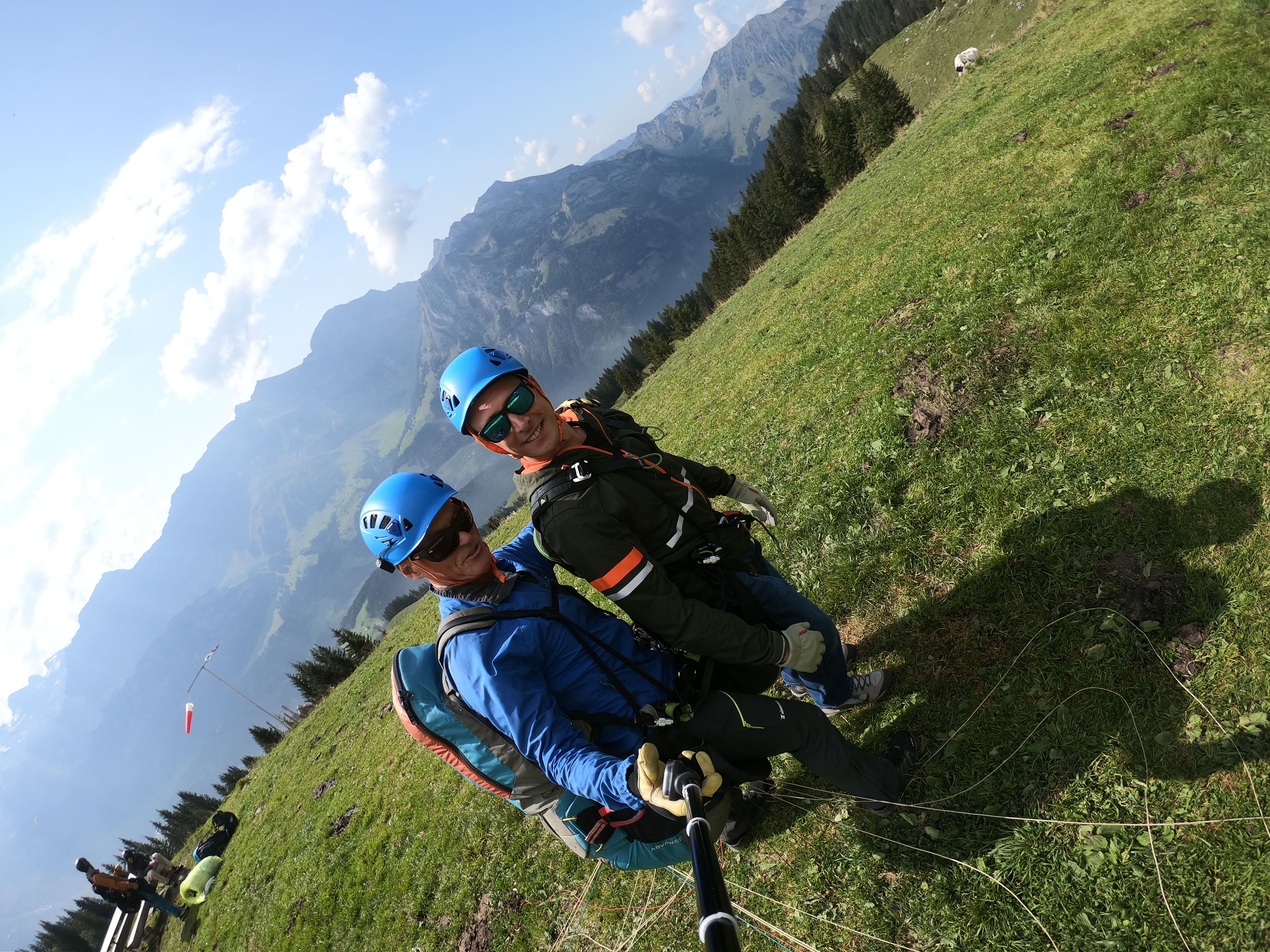Tandem Paragliding Zugerberg, Pilots and Passenger on the Mountain