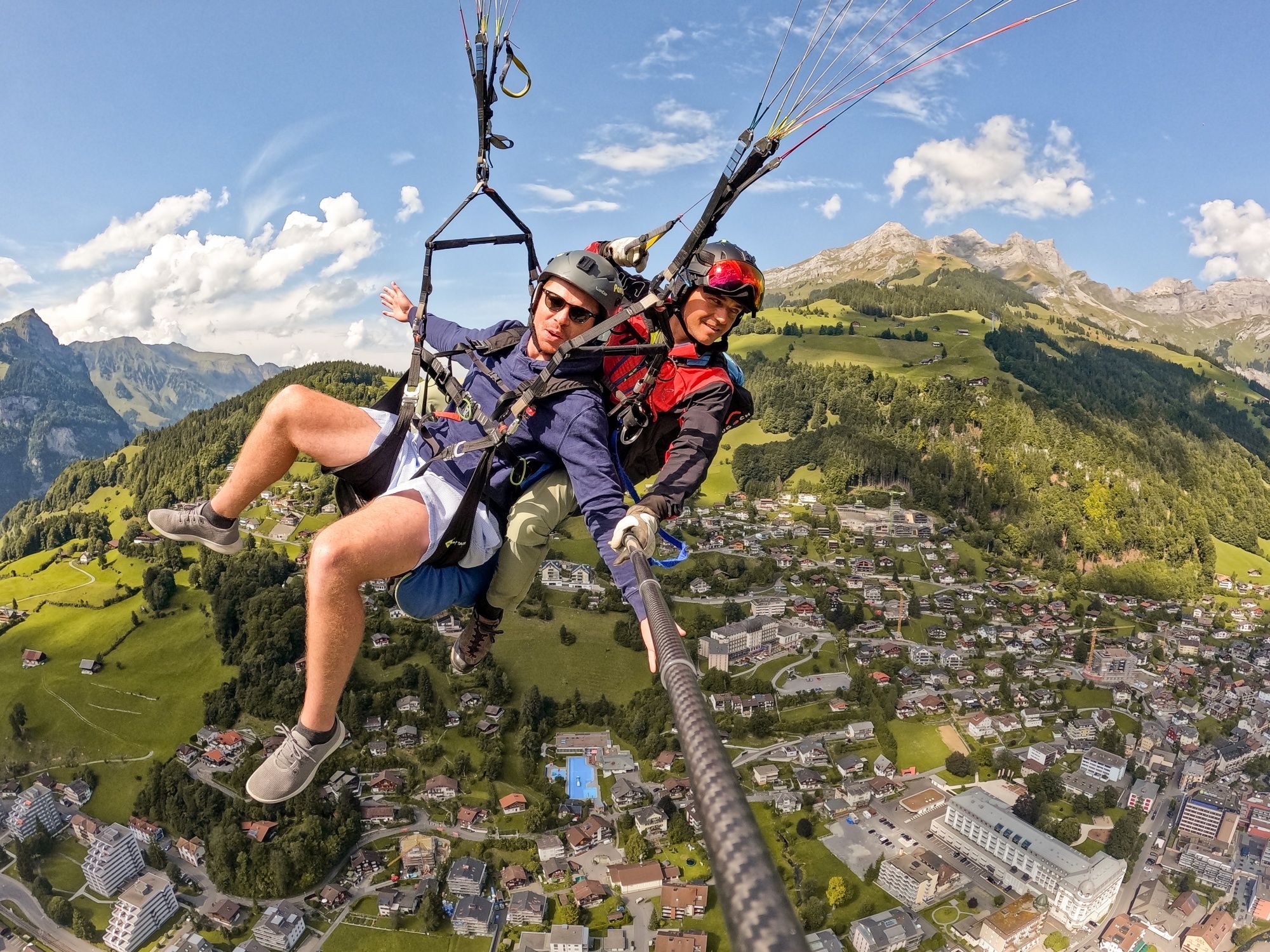 Paragliding v Engelbergu: Zažij dobrodružství vysoko nad přírodou v létě.