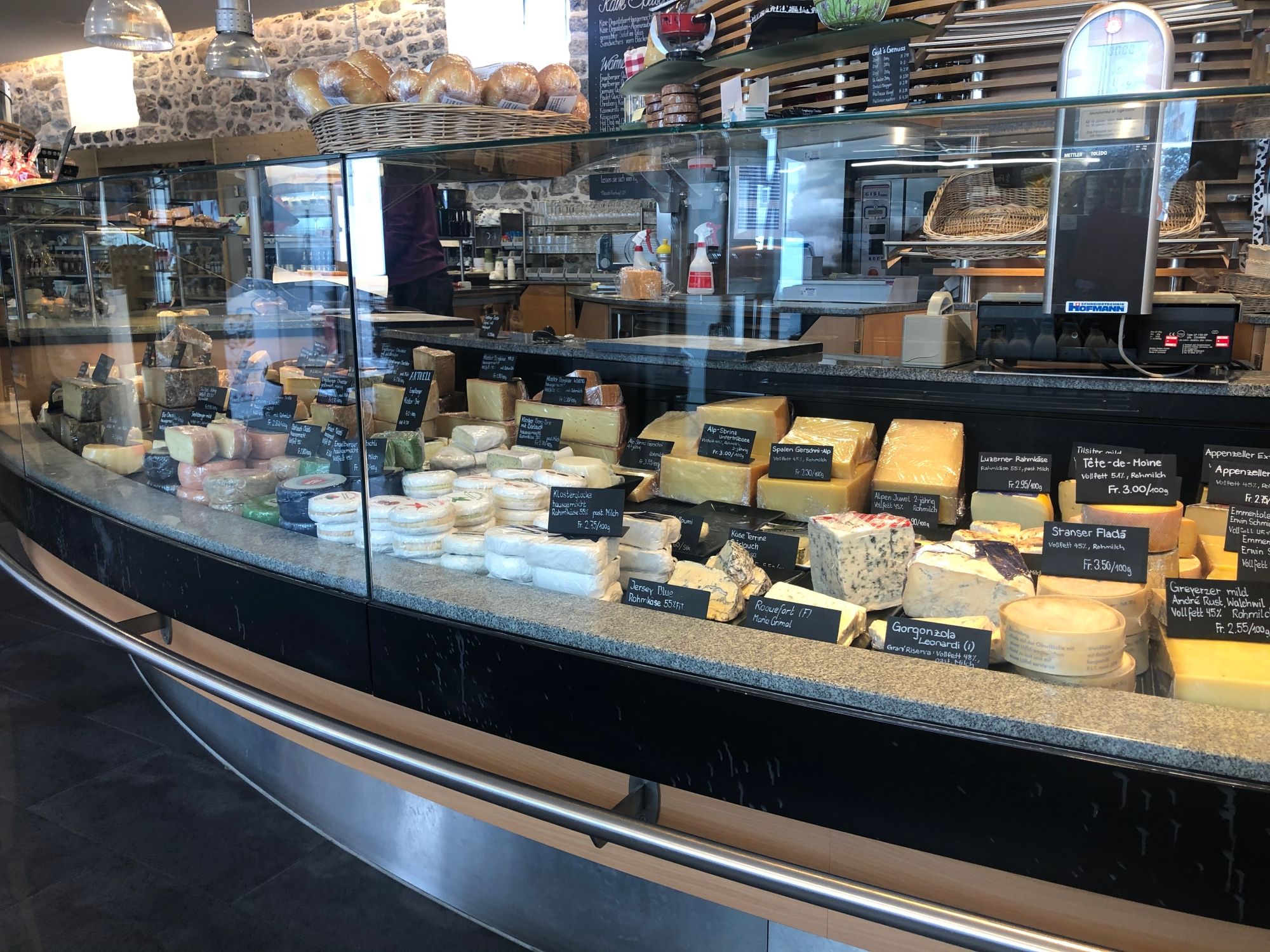 Επιλογή τυριών του Engelberg στη μοναστηριακή τυροκομική μονάδα δείχνει διάφορους τύπους