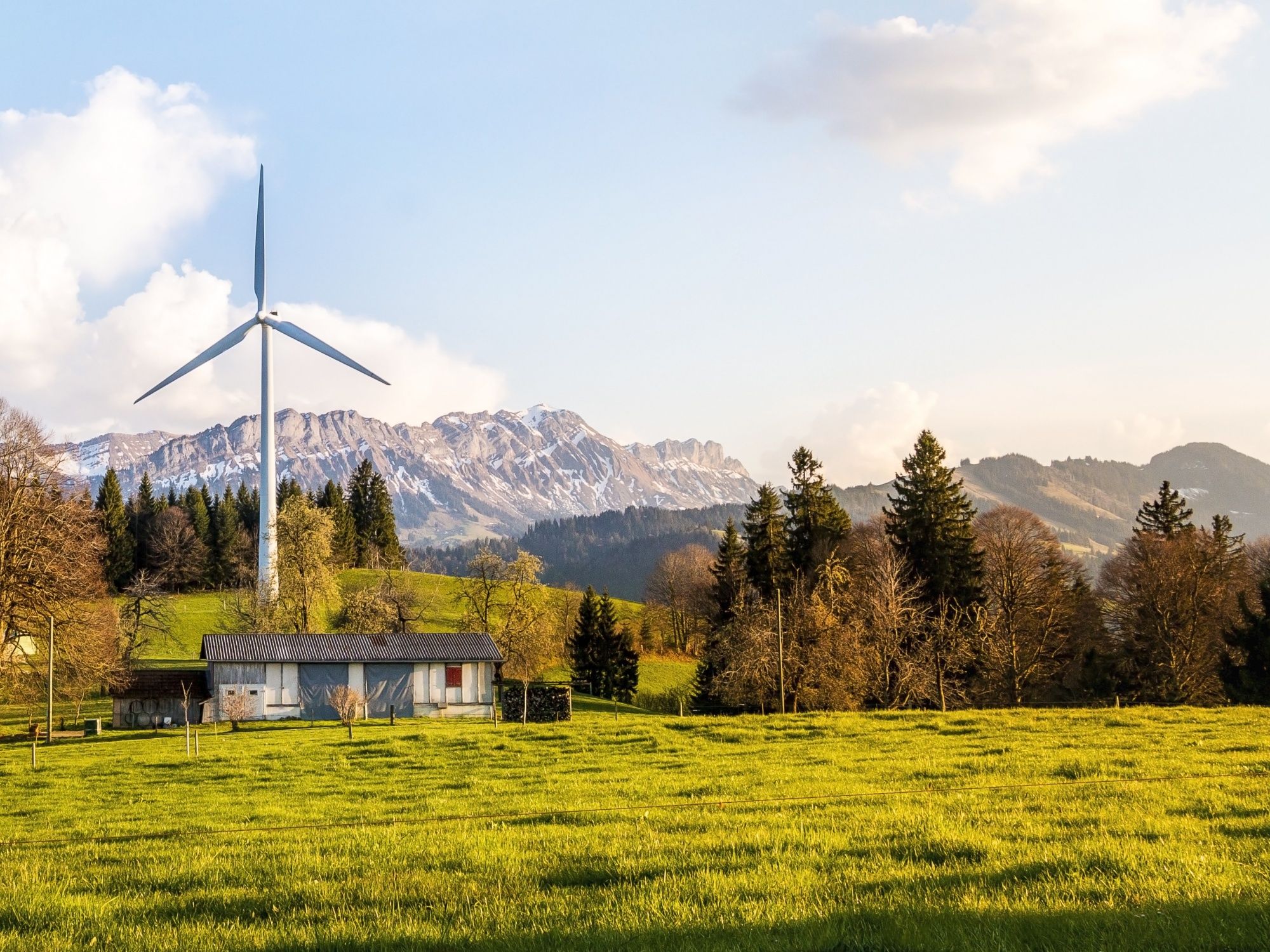 엔틀부흐: 아름다운 풍경과 풍력 발전소, 산이 어우러져 있어 자연을 사랑하고 모험을 즐기는 이들에게 완벽한 곳입니다.