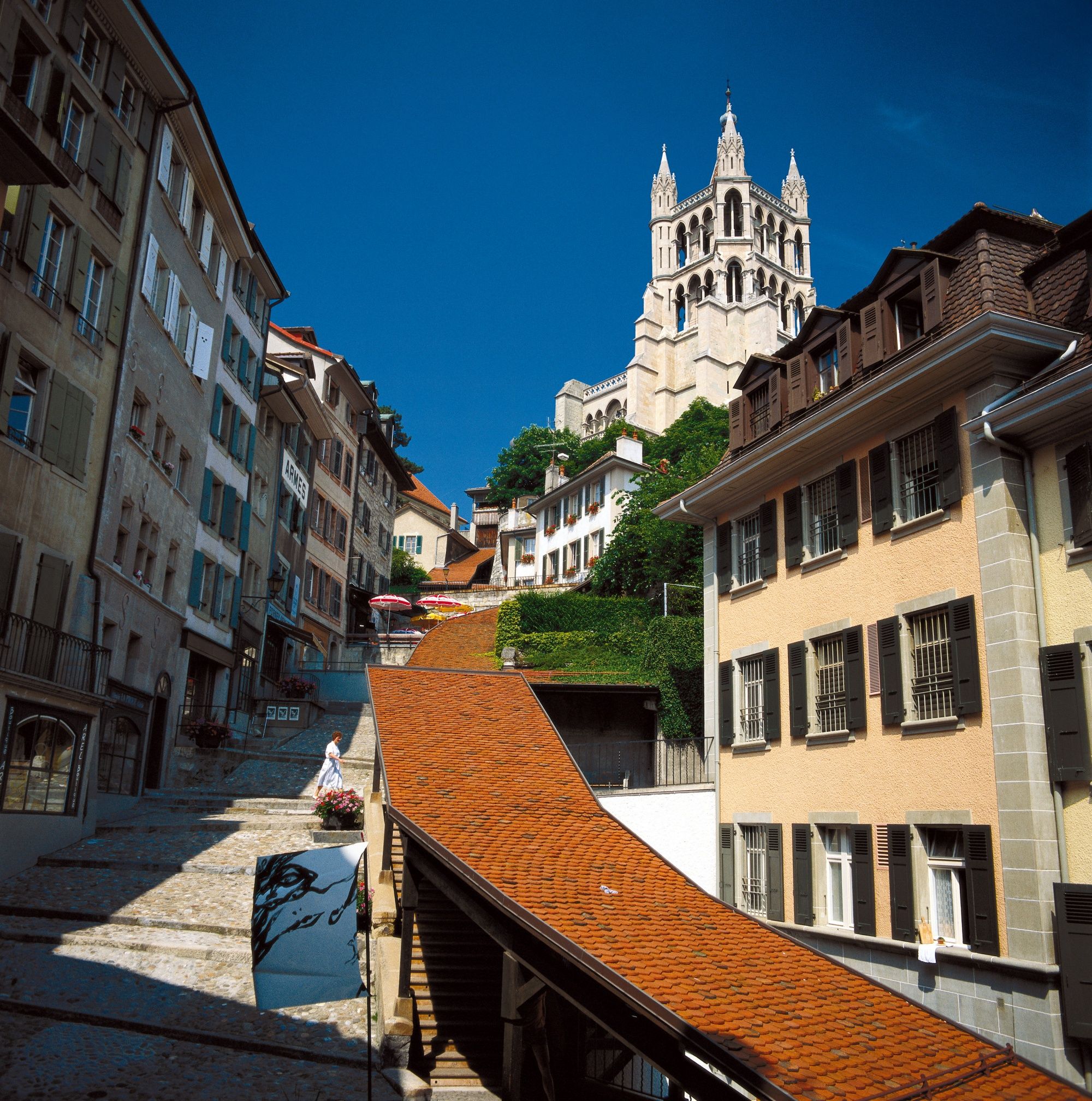 계단: 역사적인 건물과 활기찬 분위기가 있는 시내 중심부의 인상적인 접근 경로
