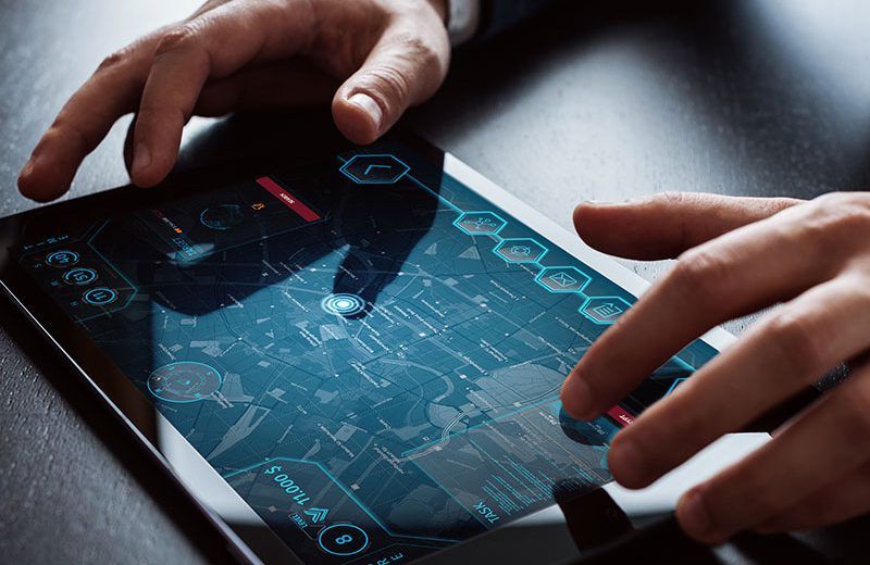 Agentjakt på digital surfplatta, spelaren interagerar med kartor