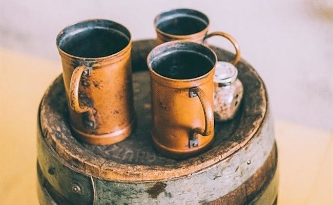 Bierkrüge auf Fass in Escape Room während Rätsel
