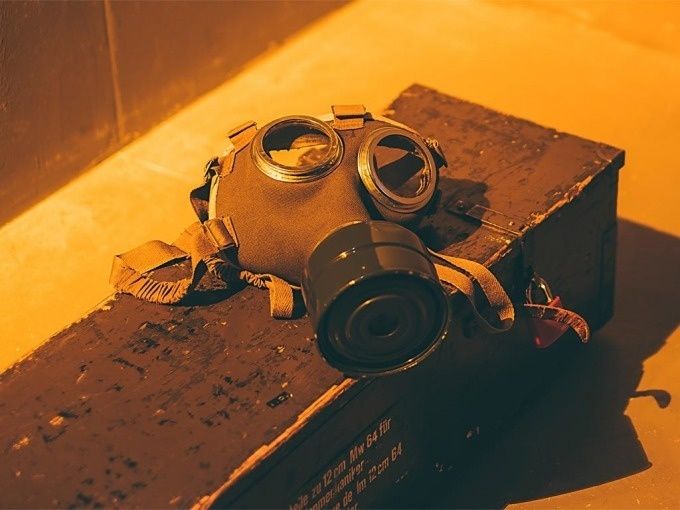 Gasmaske på trækasse i Escape Room Luzern